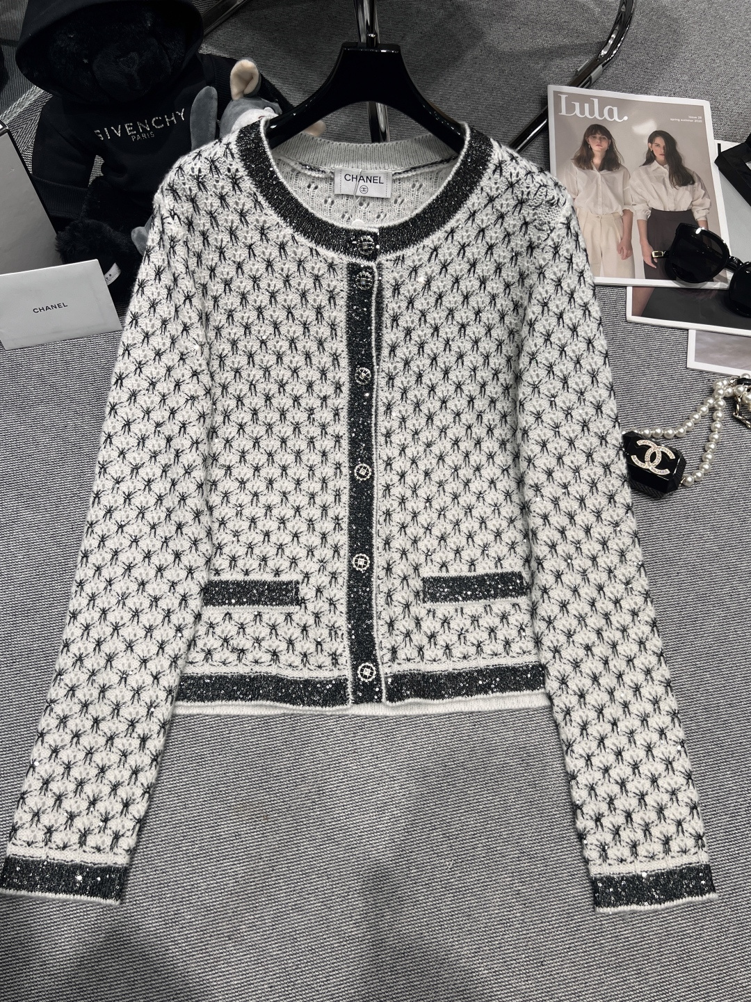 NO:536046,——Chane*——2025 autumn and winter new knitted cardigan, customized fabric, gold wire and hollow design, super texture, strong inclusive style, SML, chanel, alexander wang19860909——Chane*——2025秋冬新款针织开衫,定制面料,采用金丝线搭配镂空设计,质感超强,版型包容性强SML,,chanel,alexander wang,Women's clothing