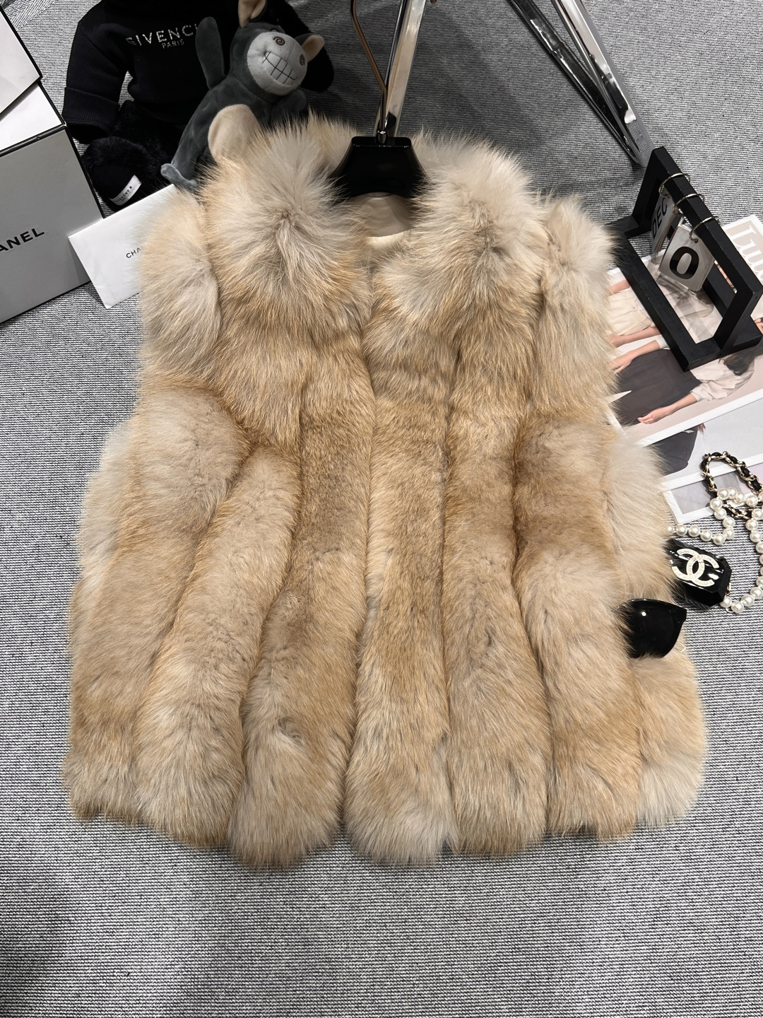 NO:544208,With dust bag - FD - New fur fox fur vest in autumn and winter, imported blue fox fur as a material, the vertical texture is as exquisite as artwork, the standing collar design is neat and refreshing, each feather reveals the noble and fluffy of Nordic fur, transforming into 'atmosphere' SML in winter, alexander wang19860909配防尘袋——FD——秋冬新款皮草狐狸毛马甲,芬兰进口蓝狐背毛为材,竖排纹理精致如艺术品,立领设计利落提气,每一根毛羽都透露着北欧皮草的矜贵蓬松,在冬日中化身“氛围担当”SML,,alexander wang,Women's clothing