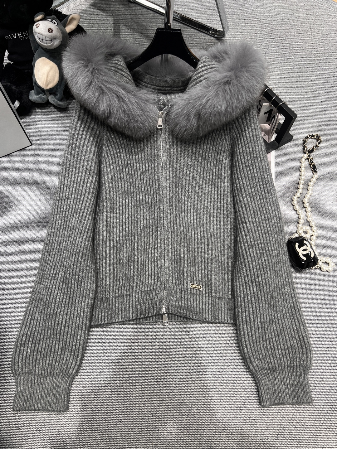 NO:547109,——Chane*——2025 autumn and winter new knitted fox fur top, the fur collar is made of fox fur, disassembled, the style is highly inclusive, the upper body is super famous, the turtle neck is generous, SML, chanel, alexander wang19860909——Chane*——2025秋冬新款针织狐狸毛上衣,毛领采用狐狸毛皮草,拆卸,版型包容性强,上身超级有名媛感,高领又大方SML,,chanel,alexander wang,Women's clothing