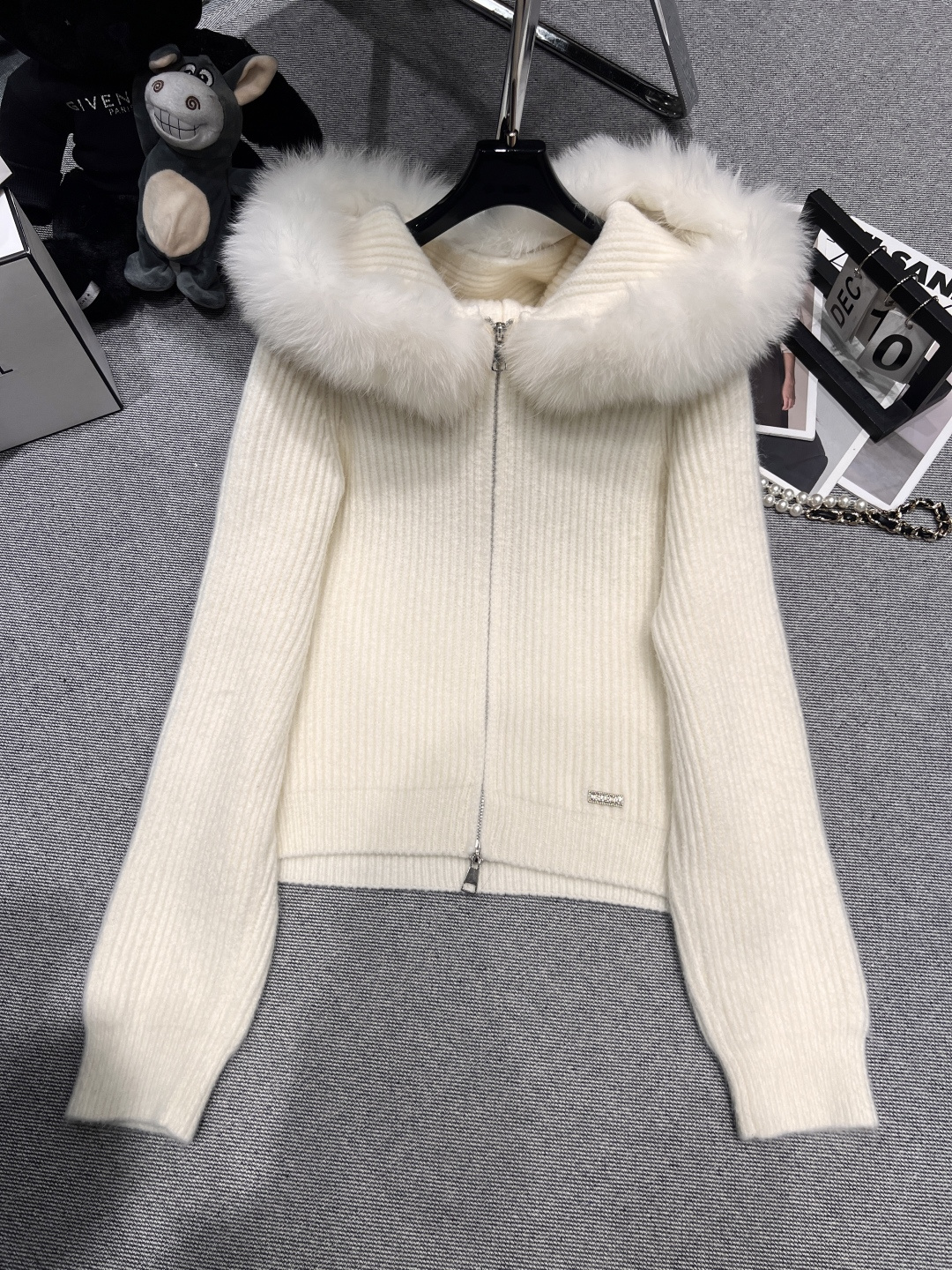 NO:547121,——Chane*——2025 autumn and winter new knitted fox fur top, the fur collar is made of fox fur, disassembled, the style is highly inclusive, the upper body is super famous, the turtle neck is generous, SML, chanel, alexander wang19860909——Chane*——2025秋冬新款针织狐狸毛上衣,毛领采用狐狸毛皮草,拆卸,版型包容性强,上身超级有名媛感,高领又大方SML,,chanel,alexander wang,Women's clothing