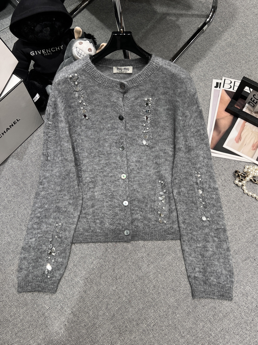 NO:547134,——MIUMI*——2025 autumn and winter new wool top, super soft fabric, heavy-duty bead sequin elements, super design sense, skin-friendly and comfortable SML, miumiu, alexander wang19860909——MIUMI*——2025秋冬新款羊毛上衣,面料超级柔软,重工订珠亮片元素,超级有设计感,上身亲肤又舒服SML,,miumiu,alexander wang,Women's clothing