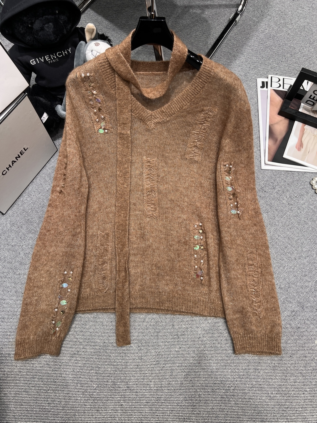 NO:547139,——MIUMI*——2025 autumn and winter new wool top with streamers, super soft fabric, heavy-duty bead sequin elements, super design sense, skin-friendly and comfortable SML, miumiu, alexander wang19860909——MIUMI*——2025秋冬新款羊毛上衣,带飘带,面料超级柔软,重工订珠亮片元素,超级有设计感,上身亲肤又舒服SML,,miumiu,alexander wang,Women's clothing