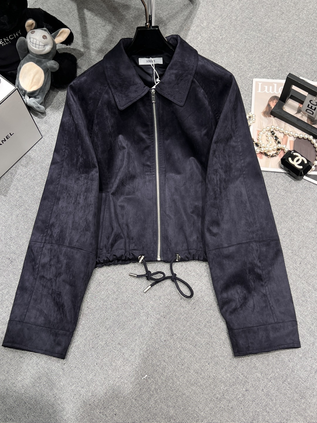 NO:547201,——LOEW*——2025 autumn and winter new deerskin velvet jacket, fashionable small lapel, hem drawstring, fashionable and versatile upper body SML, loewe, jackets & coats, alexander wang19860909——LOEW*——2025秋冬新款鹿皮绒外套,时尚小翻领,下摆抽绳,上身洋气又百搭SML,,loewe,jackets & coats,alexander wang,Women's clothing