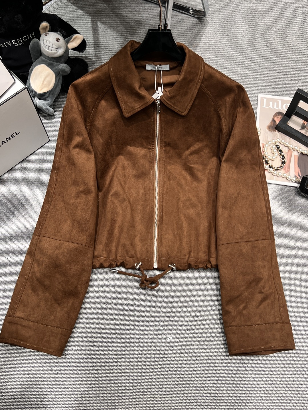 NO:547186,——LOEW*——2025 autumn and winter new deerskin velvet jacket, fashionable small lapel, hem drawstring, fashionable and versatile upper body SML, loewe, jackets & coats, alexander wang19860909——LOEW*——2025秋冬新款鹿皮绒外套,时尚小翻领,下摆抽绳,上身洋气又百搭SML,,loewe,jackets & coats,alexander wang,Women's clothing