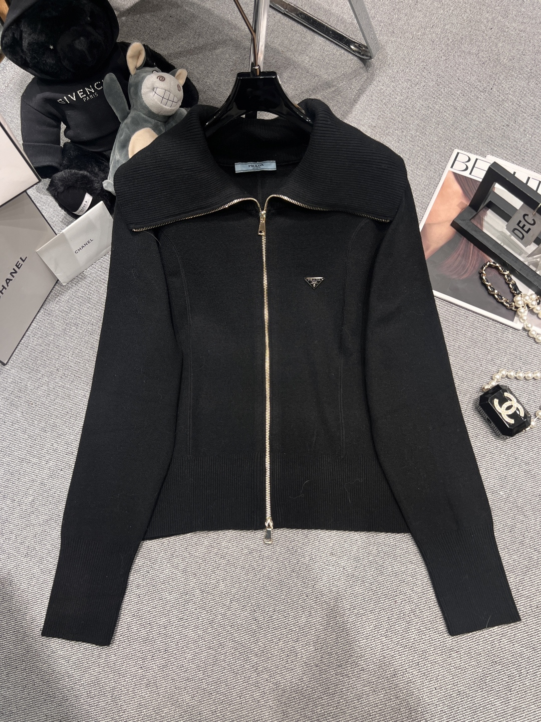 NO:547143,——Prad*—2025 autumn and winter new knitted cardigan top, made of doll collars, can also be pulled up to make large high-necks, a fashionable item with a strong sense of design, SML, prada, alexander wang19860909——Prad*——2025秋冬新款针织开衫上衣,做娃娃领,也可全部拉上去做大高领,设计感超强的一件时尚单品SML,,prada,alexander wang,Women's clothing