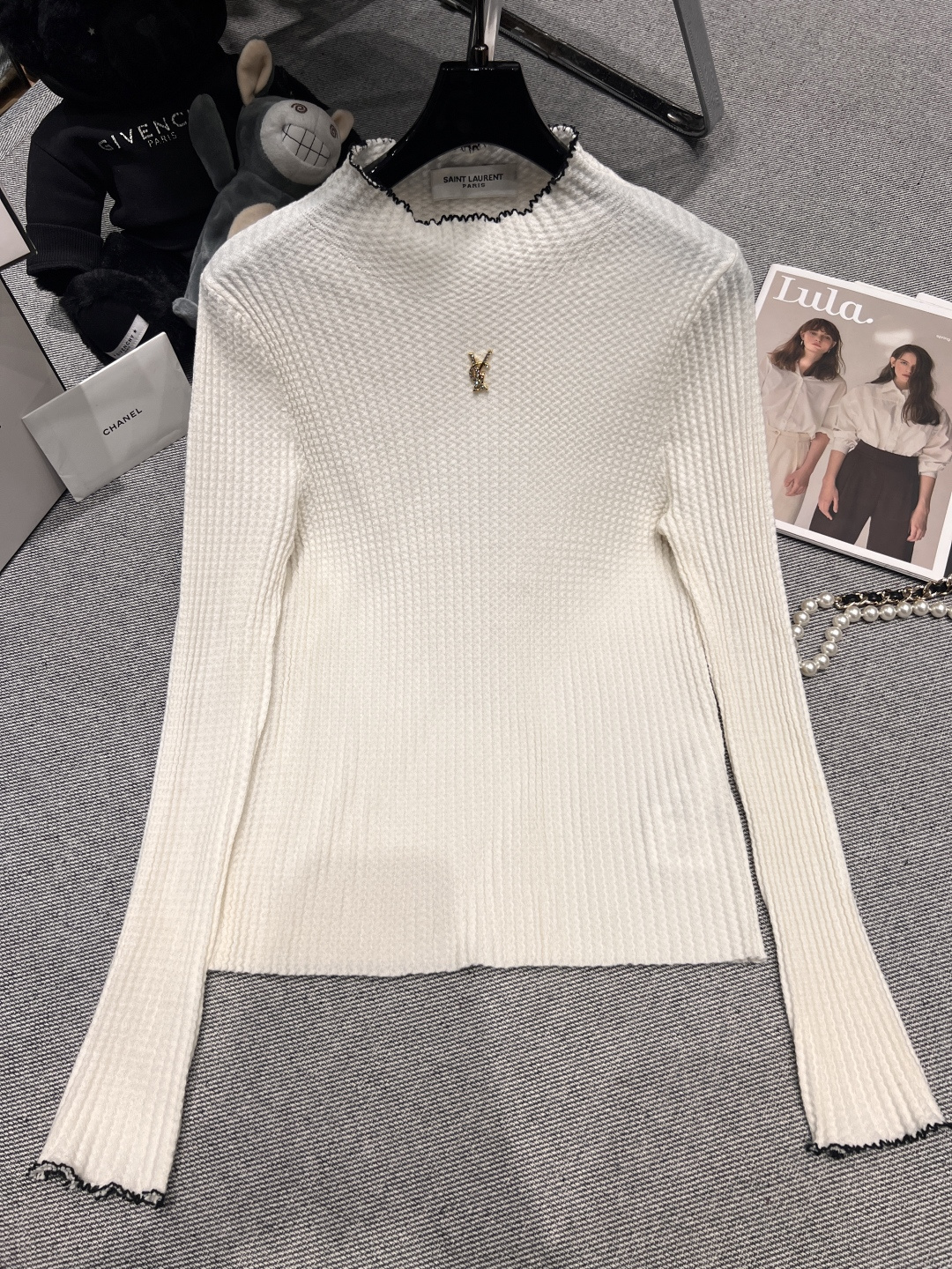 NO:547150,——YSL——2025 autumn and winter new merino wool top, made of ultra-fine merino wool fabric, foaming technology and contrasting embroidery technology. The fabric is soft and elastic and looks great when worn alone ML,, saint laurent, alexander wang19860909——YSL——2025秋冬新款美丽诺羊毛上衣,采用极细美丽诺羊毛面料,打泡工艺搭配撞色绣花工艺,面料柔软弹力超级大,单穿内搭都很好看ML,,saint laurent,alexander wang,Women's clothing