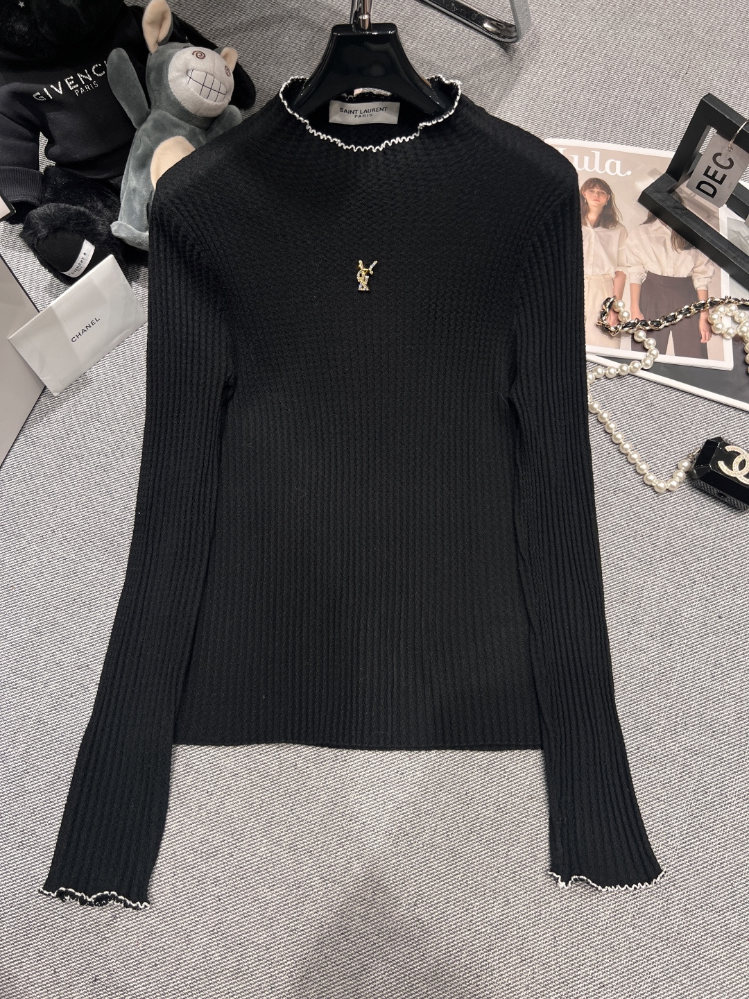 NO:547168,——YSL—2025 autumn and winter new merino wool top, uses extremely fine merino wool fabric, with foaming technology and contrasting embroidery technology. The fabric is soft and elastic, and it looks very good when worn alone. ML, saint laurent, alexander wang19860909——YSL——2025秋冬新款美丽诺羊毛上衣,采用极细美丽诺羊毛面料,打泡工艺搭配撞色绣花工艺,面料柔软弹力超级大,单穿内搭都很好看ML,,saint laurent,alexander wang,Women's clothing