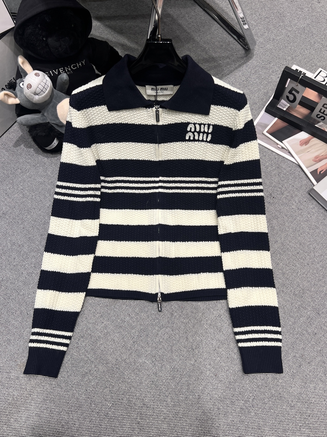 NO:547215,——MIUMI*——2025 autumn and winter new knitted top, classic small lapel with striped elements, super Miao series, super age-reducing SML, miumiu, alexander wang19860909——MIUMI*——2025秋冬新款针织上衣,经典小翻领搭配条纹元素,超级繆系,超级减龄SML,,miumiu,alexander wang,Women's clothing