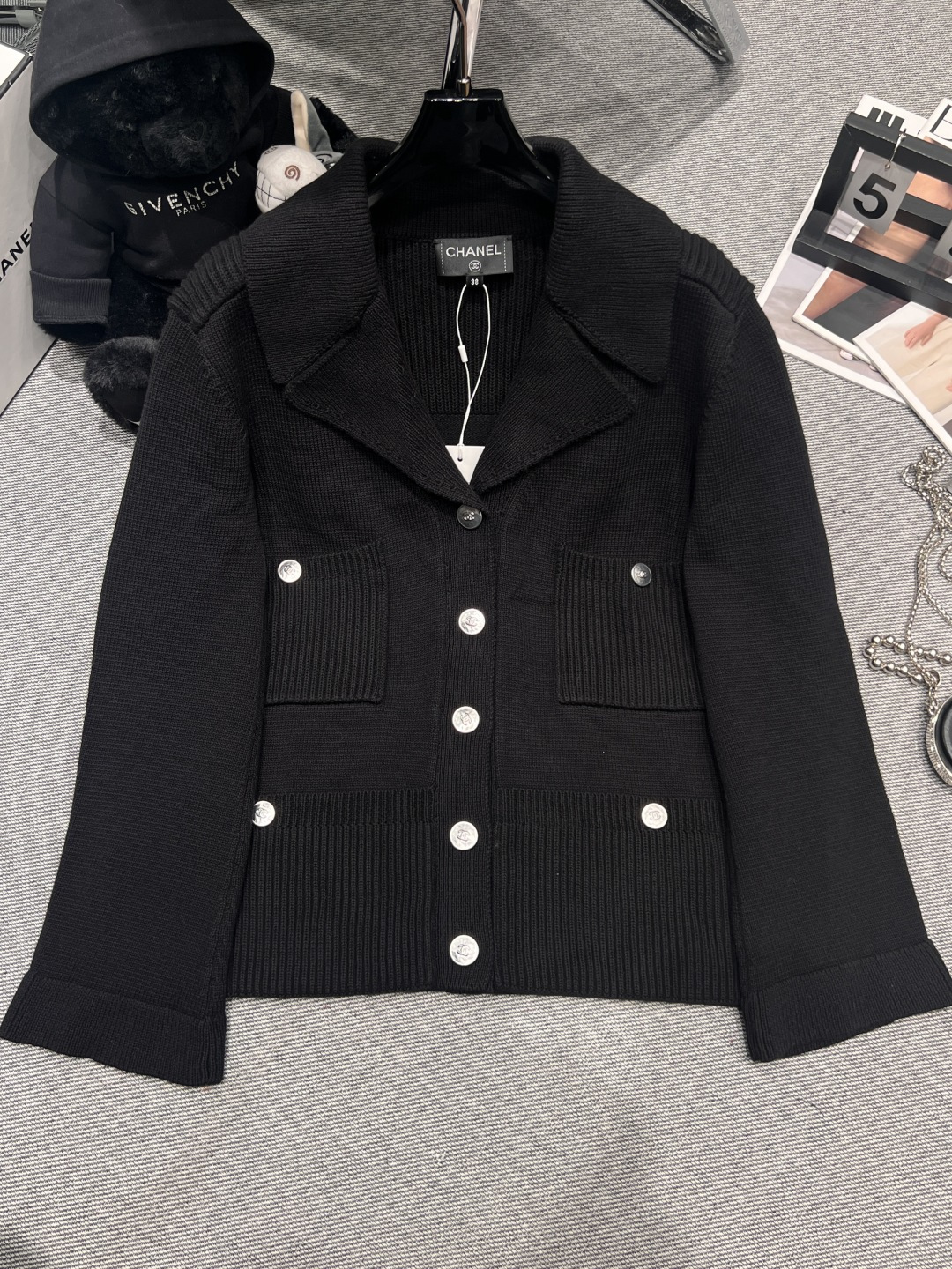 NO:547221,——Chane*—2025 autumn and winter new small fragrance style knitted jacket, on sale on the official website, many bloggers have the same style, loose style, top-body fashion brand SML, chanel, jackets & coats, alexander wang19860909——Chane*——2025秋冬新款小香风针织外套,官网在售,超多博主同款,版型宽松,上身时尚大牌SML,,chanel,jackets & coats,alexander wang,Women's clothing