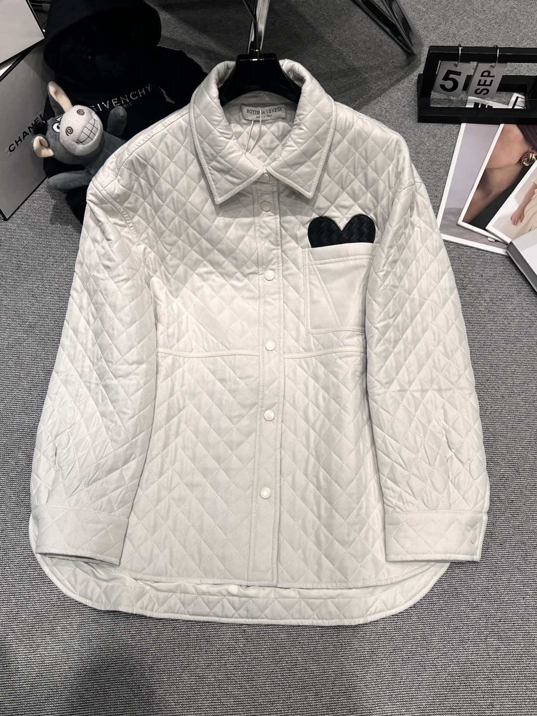 NO:547981,——BV—2025 autumn and winter new cotton clothing, shirt style, loose and fashionable, small lapel with woven leather love icon, full of fun, SML, bottega veneta, alexander wang19860909——BV——2025秋冬新款棉服,衬衣版型,宽松时尚,小翻领搭配编织皮革爱心图标,趣味十足,SML,,bottega veneta,alexander wang,Women's clothing