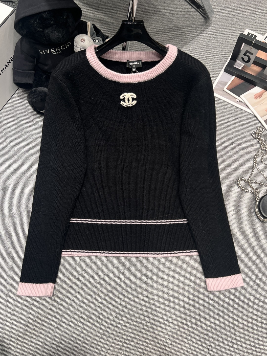 NO:547986,——Chane*——2025 autumn and winter new cashmere top, classic contrasting small round neck with classic brand double C letter icon, overall style full of fragrance SML, chanel, alexander wang19860909——Chane*——2025秋冬新款羊绒上衣,经典撞色小圆领搭配经典品牌双C字母图标,整体版型香调十足SML,,chanel,alexander wang,Women's clothing