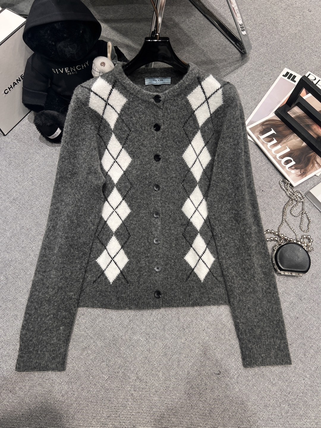 NO:547991,——Prad*——2025 autumn and winter new wool top, thick fabric, soft and delicate touch, strong inclusive style, light-aged and fashionable SML, prada, alexander wang19860909——Prad*——2025秋冬新款羊毛上衣,面料厚实,手感柔软细腻,版型包容性强,上身轻龄洋气SML,,prada,alexander wang,Women's clothing