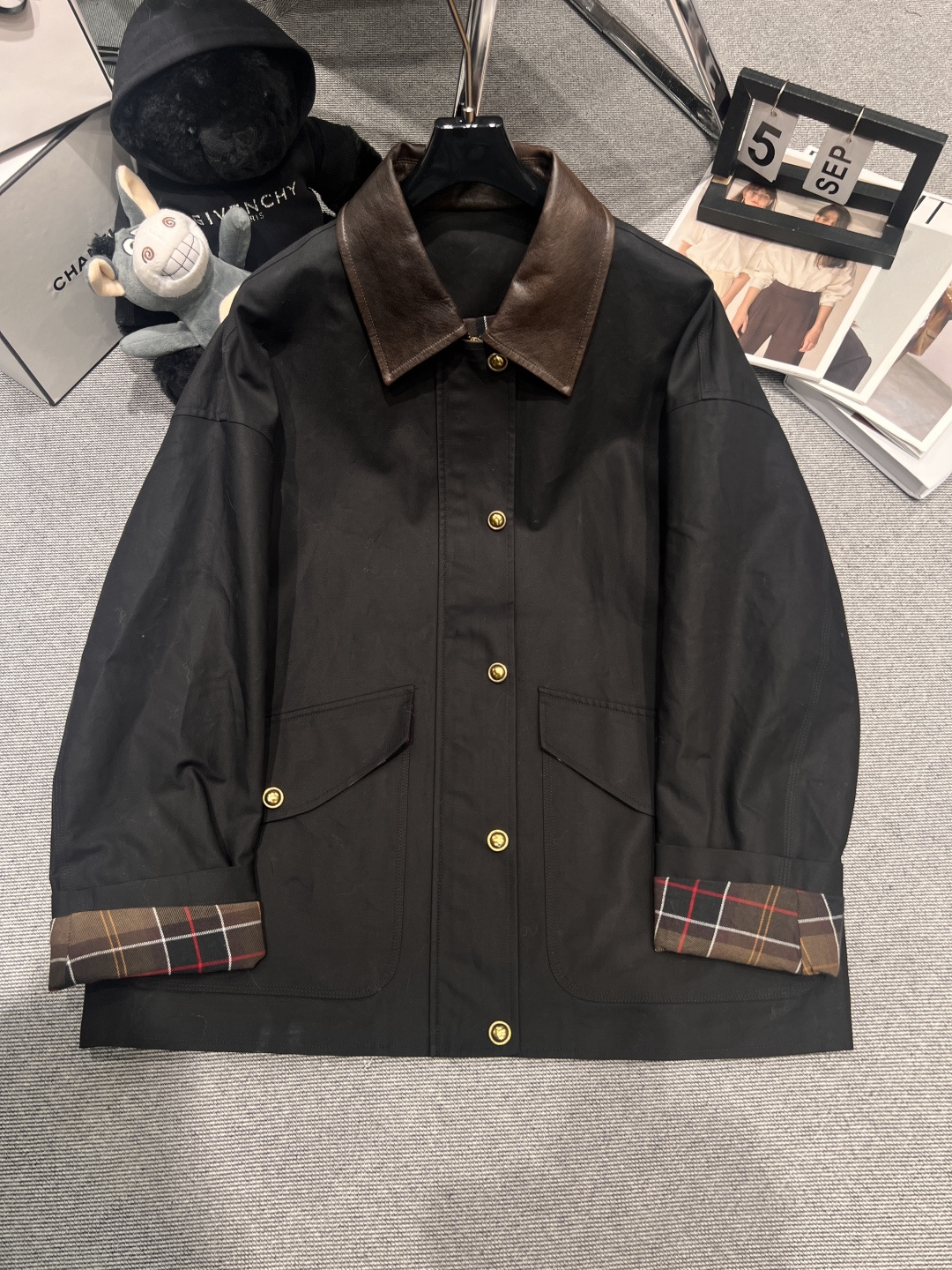 NO:548745,——burberr*——A new autumn and winter product leather collar short jacket, the collar is made of genuine leather, metal button decoration, plaid lining, the overall style combines the neatness of the tool and the retro exquisiteness, the loose style is highly inclusive, and it is comfortable to wear, burberry, jackets & coats, alexander wang19860909——burberr*——秋冬新品拼皮领短款外套,领口为真皮材质,金属纽扣装饰,格纹内衬,整体风格兼具工装的利落与复古的精致感,宽松的版型包容性强,穿着舒适自在,,burberry,jackets & coats,alexander wang,Women's clothing