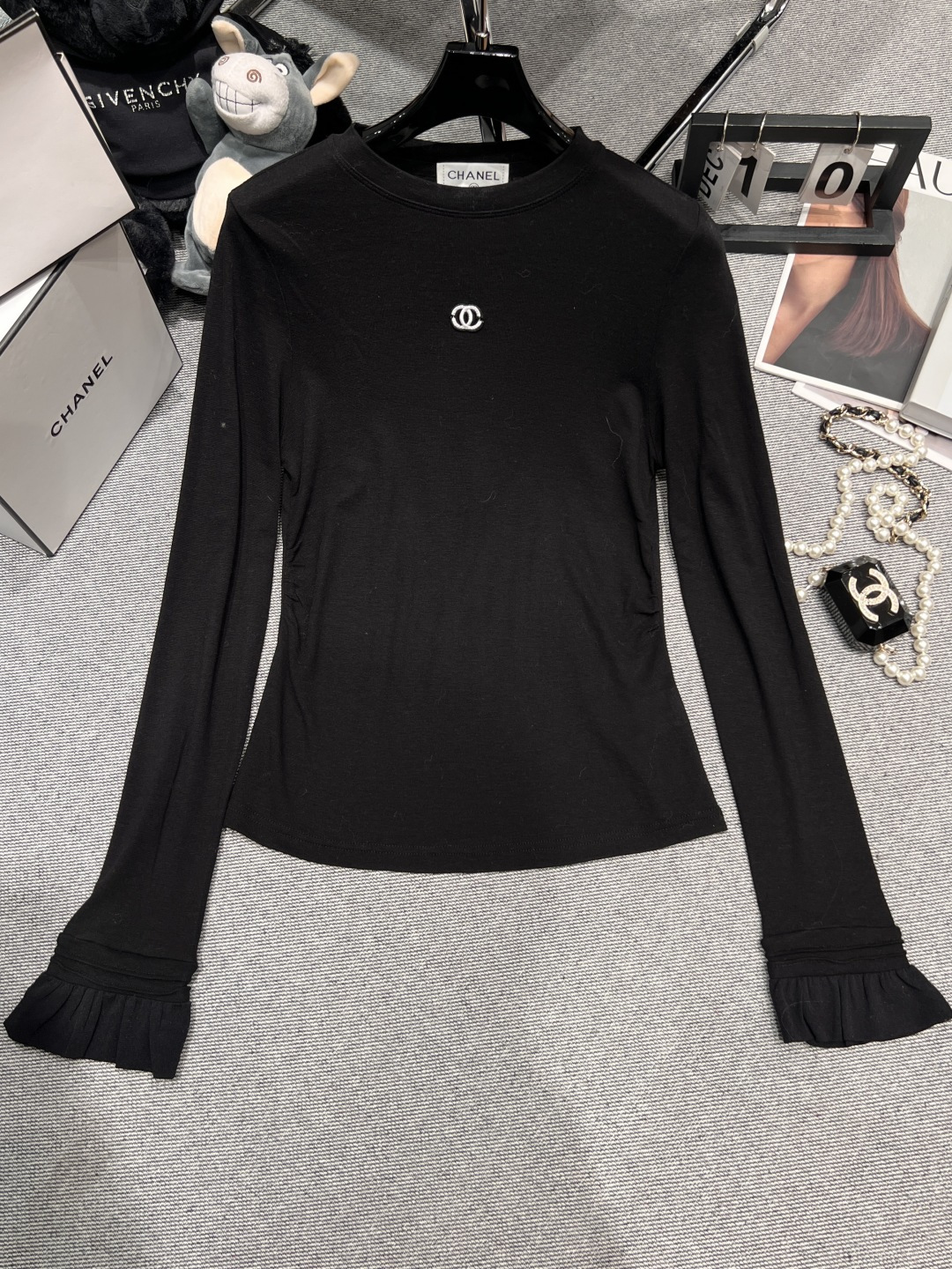 NO:548750,—CHANE*—New autumn long-sleeved top, mesh twig cuffs, side pleats and double C decoration on the chest, versatile style, style and design are suitable for a variety of wear scenes, fabric tensile wool, chanel, alexander wang19860909—CHANE*—秋装新款长袖上衣,网纱荷叶边袖口、侧边褶皱以及胸前双C装饰,风格百搭,版型和设计适合多种穿搭场景,面料天丝羊毛,,chanel,alexander wang,Women's clothing
