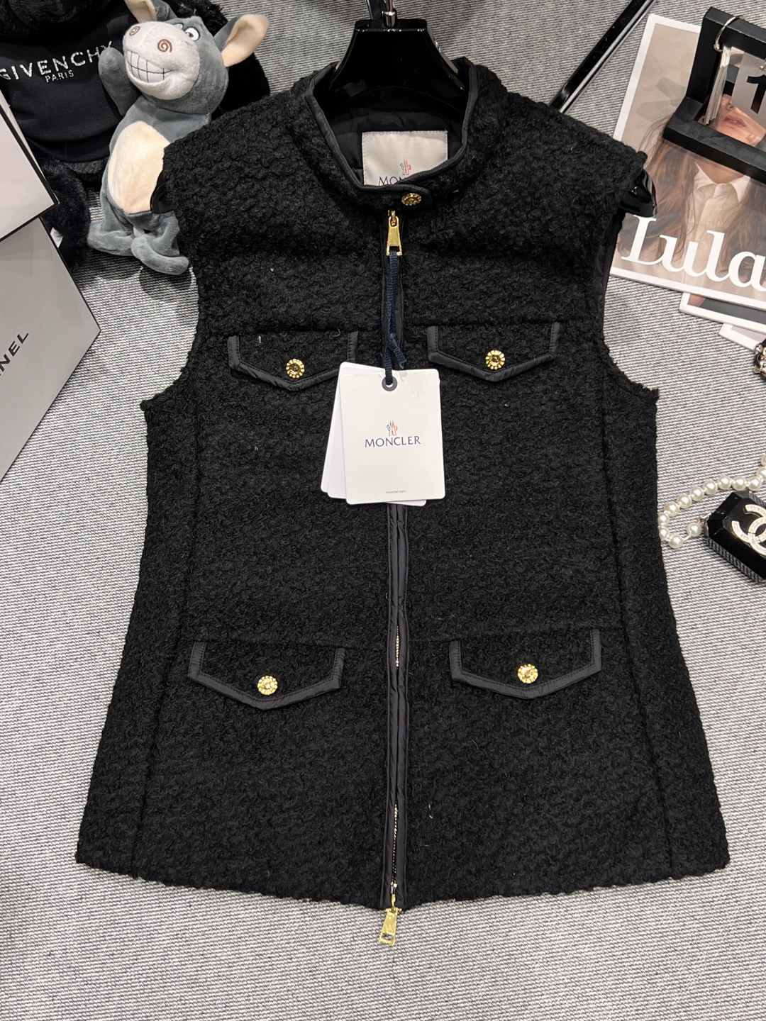 NO:561883,——Moncle*——The 2025 popular waist-cinching down vest, with both warmth and style, detonating the fashion circle with its hard-core strength. The matte matte high-density fabric is selected, water-repellent, wear-resistant and wind-resistant. The interior is filled with 95 high-loft goose down. The grids are filled evenly and fully, and it is lightweight but can effectively lock in temperature. SML,, down jacket, alexander wang19860909——Moncle*——2025爆款收腰羽绒马甲,暖感与格调双在线,凭硬核实力引爆时尚圈.甄选哑光雾面高密面料,防泼水且耐磨抗风,内里填充95高蓬松鹅绒,分格填充均匀饱满,轻量却能强效锁温.SML,,down jacket,alexander wang,Women's clothing