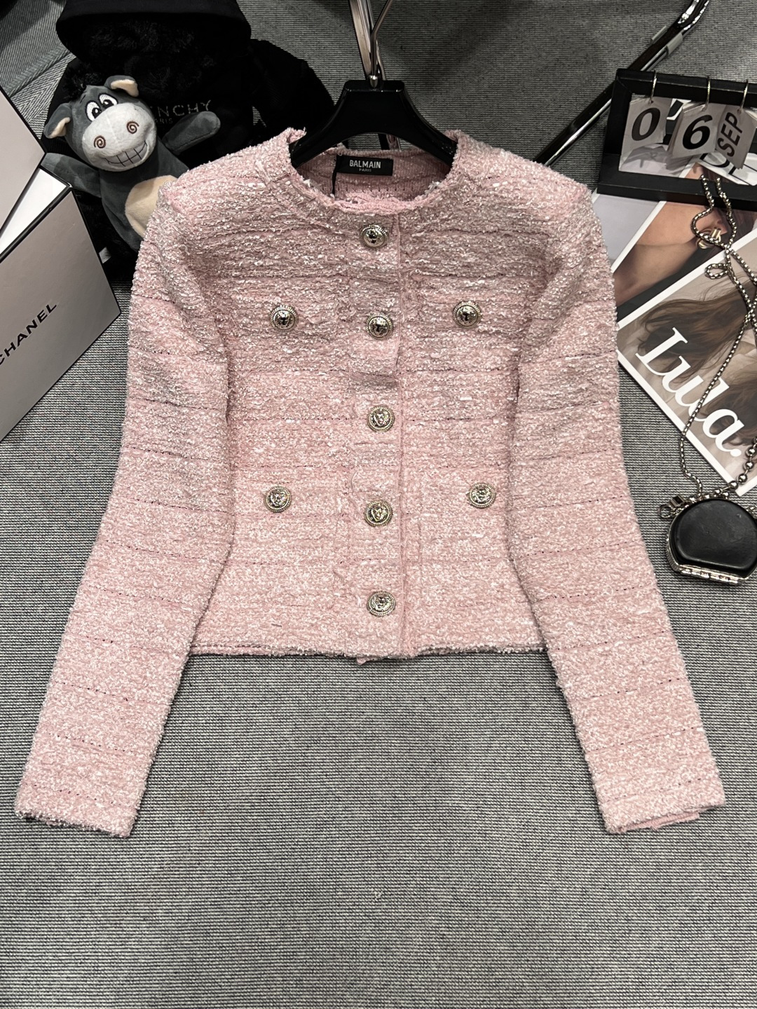 NO:561868,——BALMAI*——2025 new autumn and winter jacket, classic version, the same style at the counter, the version is crisp and has strong lines, the upper body is ladylike and elegant, versatile daily style SML,, balmain, jackets & coats, alexander wang19860909——BALMAI*——2025秋冬新款外套,经典版型,专柜同款,版型挺括线条感强,上身名媛又气质,百搭日常款SML,,balmain,jackets & coats,alexander wang,Women's clothing