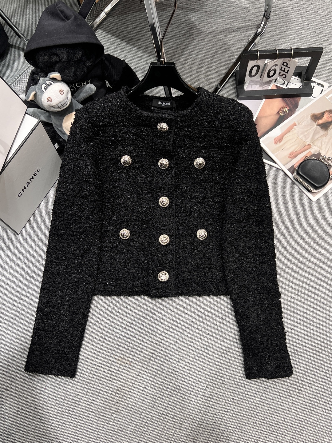 NO:561875,——BALMAI*——2025 new autumn and winter jacket, classic version, the same style at the counter, the version is crisp and has strong lines, the upper body is ladylike and elegant, versatile daily style SML,, balmain, jackets & coats, alexander wang19860909——BALMAI*——2025秋冬新款外套,经典版型,专柜同款,版型挺括线条感强,上身名媛又气质,百搭日常款SML,,balmain,jackets & coats,alexander wang,Women's clothing