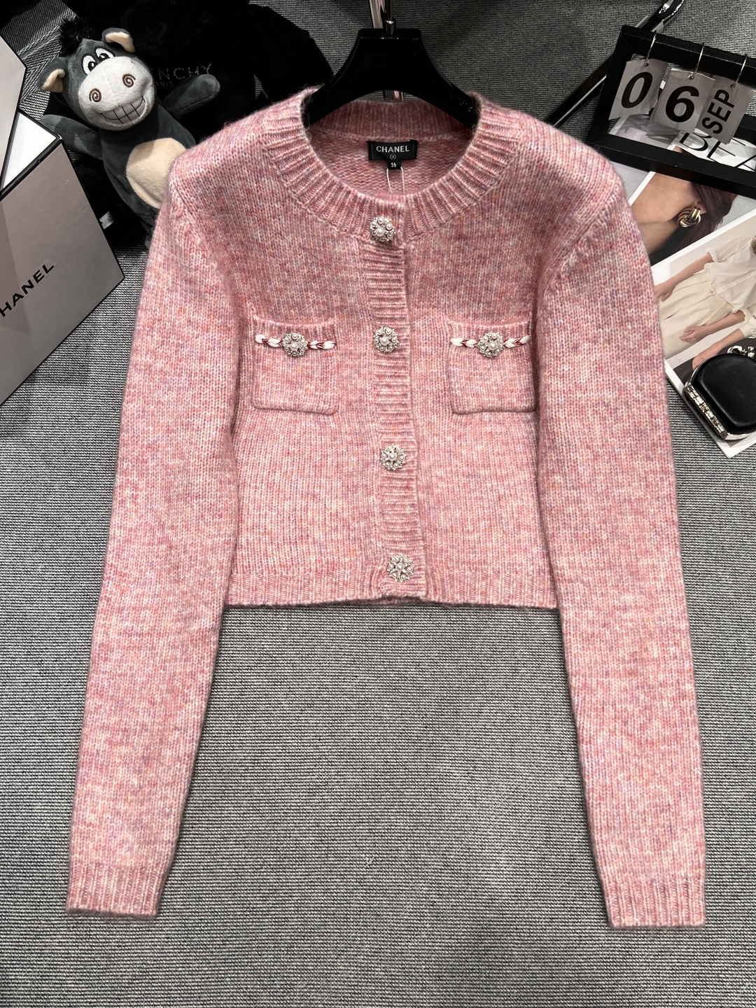 NO:561881,——CHANE* ——2025 autumn and winter new wool knitted top, pearl white webbing elements with counter-customized hardware snowflake buckles, super exquisite, soft and waxy fabric, super comfortable upper body SML,,chanel,alexander wang19860909——CHANE* ——2025秋冬新款羊毛针织上衣,珍珠白色织带元素搭配专柜定制五金雪花扣,超级精致,面料软糯,上身超级舒服SML,,chanel,alexander wang,Women's clothing