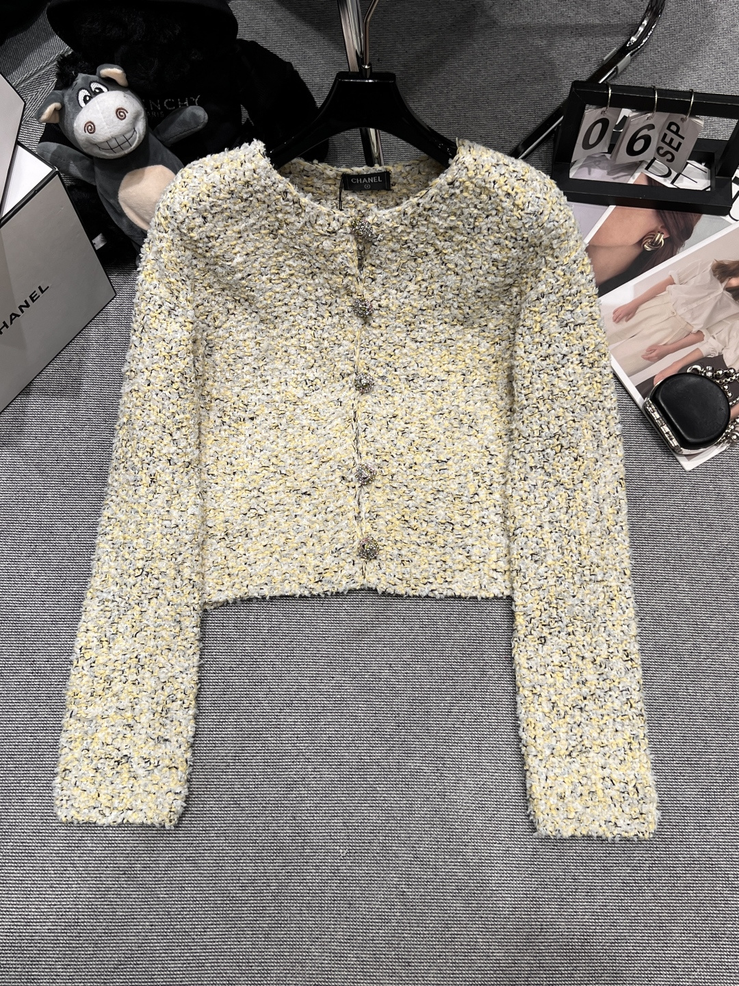 NO:561882,——Chane*——The new 2025 autumn and winter small fragrant style crocheted cardigan, purely hand-crocheted, time-consuming and labor-intensive, the dyed yarn is really beautiful, a color that is super suitable for early autumn SML,,chanel,alexander wang19860909——Chane*——2025秋冬新款小香风钩织开衫,纯手工钩织,费时费力,定染纱线真的好好看,超级适合早秋的一个颜色SML,,chanel,alexander wang,Women's clothing