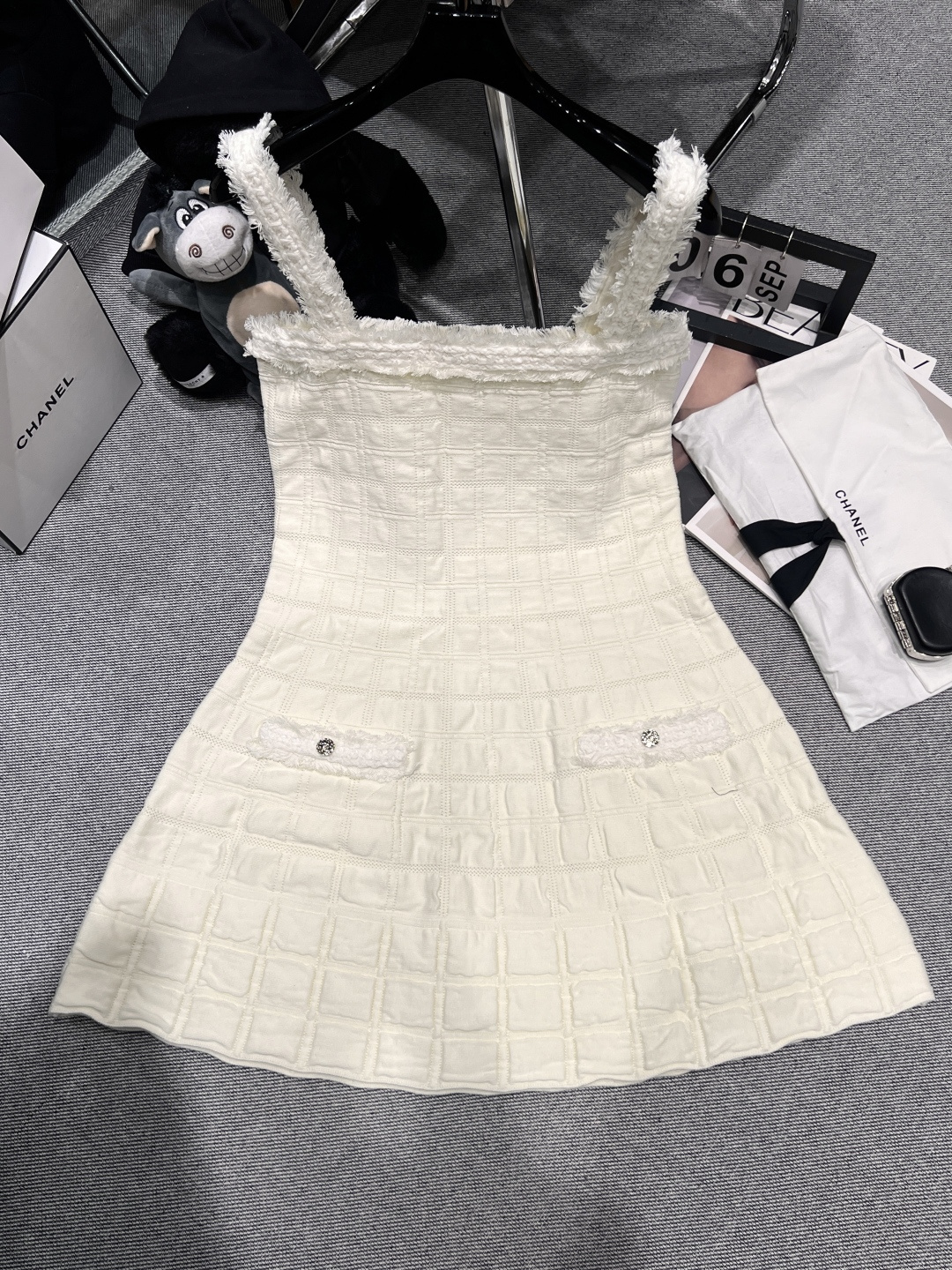 NO:561884,——Chane*——2025 autumn and winter new cotton dress, show series, on sale on the official website, worn by many celebrity bloggers, positioning quilting, super labor-consuming and time-consuming SML,,chanel,skirts,alexander wang19860909——Chane*——2025秋冬新款加棉连衣裙,秀场系列,官网在售,超多明星博主都在穿,定位夹棉,超级耗工耗时SML,,chanel,skirts,alexander wang,Women's clothing