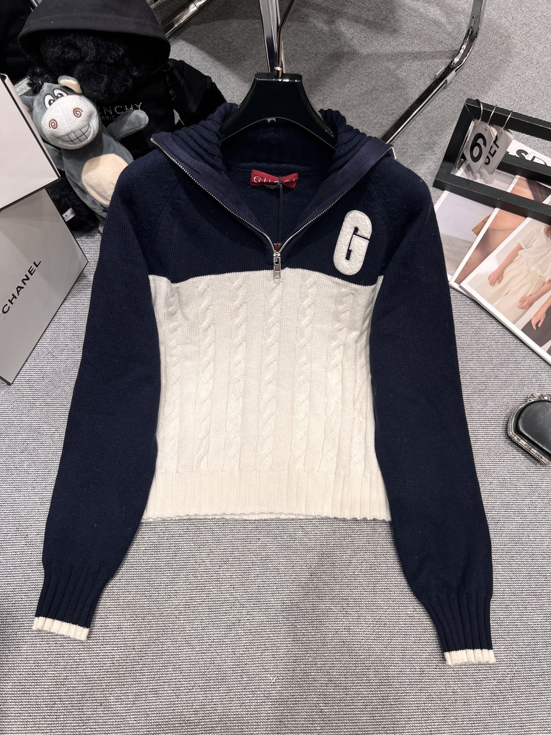 NO:561888,——Gucc*——2025 autumn and winter new knitted top, zipper navy collar design, classic white and blue color matching with twist elements, super age-reducing SML,, gucci, alexander wang19860909——Gucc*——2025秋冬新款针织上衣,拉链海军领设计,经典白蓝配色搭配麻花元素,超级减龄SML,,gucci,alexander wang,Women's clothing