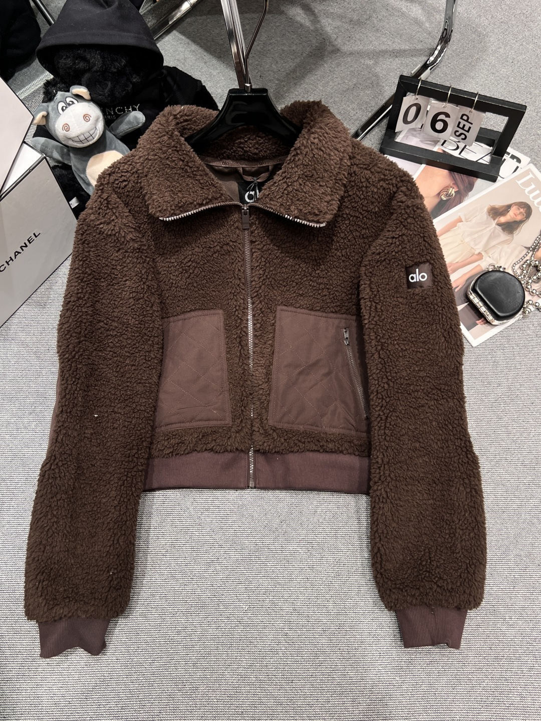 NO:561890,——Alo—— 2025 new autumn and winter fleece patchwork jacket splicing design, stand-up collar + full zipper design to prevent wind and temperature, ribbed cuffs and hem to prevent cold wind from entering; practical hand pockets on both sides, the left sleeve has the brand's iconic metal logo patch SML,, jackets & coats, alexander wang19860909——Alo—— 2025秋冬新款抓绒拼接夹克拼接设计,立领+全拉链设计防风锁温,袖口和下摆的罗纹收口防止冷风灌入；两侧插手口袋实用,左袖有品牌标志性金属logo贴片SML,,jackets & coats,alexander wang,Women's clothing