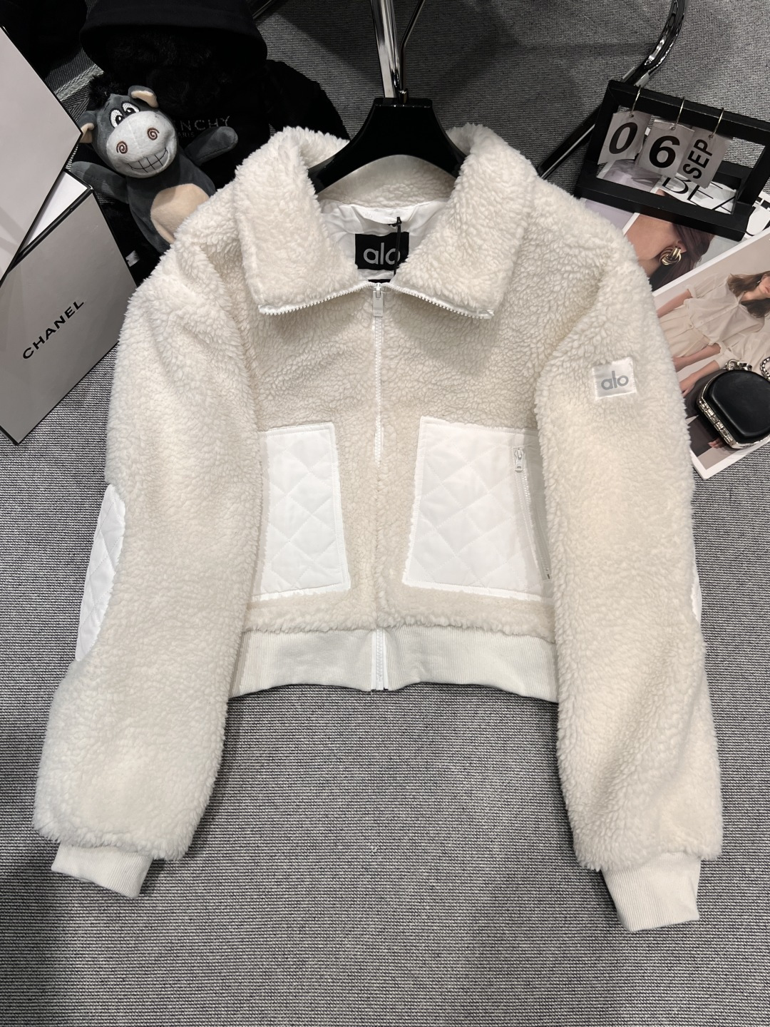 NO:561894,——Alo—— 2025 new autumn and winter fleece patchwork jacket splicing design, stand-up collar + full zipper design to prevent wind and temperature, ribbed cuffs and hem to prevent cold wind from entering; practical hand pockets on both sides, the left sleeve has the brand's iconic metal logo patch SML,, jackets & coats, alexander wang19860909——Alo—— 2025秋冬新款抓绒拼接夹克拼接设计,立领+全拉链设计防风锁温,袖口和下摆的罗纹收口防止冷风灌入；两侧插手口袋实用,左袖有品牌标志性金属logo贴片SML,,jackets & coats,alexander wang,Women's clothing