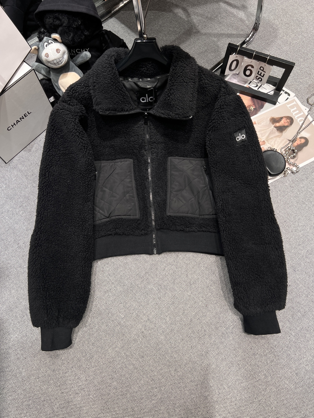 NO:561898,——Alo—— 2025 new autumn and winter fleece patchwork jacket splicing design, stand-up collar + full zipper design to prevent wind and temperature, ribbed cuffs and hem to prevent cold wind from entering; practical hand pockets on both sides, the left sleeve has the brand's iconic metal logo patch SML,, jackets & coats, alexander wang19860909——Alo—— 2025秋冬新款抓绒拼接夹克拼接设计,立领+全拉链设计防风锁温,袖口和下摆的罗纹收口防止冷风灌入；两侧插手口袋实用,左袖有品牌标志性金属logo贴片SML,,jackets & coats,alexander wang,Women's clothing