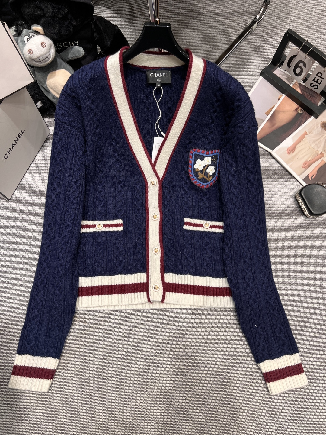 NO:562893,——Chane*——2025 autumn and winter new twist cashmere cardigan, classic contrasting embroidery elements, full of college style, soft and skin-friendly fabric, not skin-piercing at all, fashionable and versatile SML,,chanel,alexander wang19860909——Chane*——2025秋冬新款麻花羊绒开衫,经典撞色绣花元素 学院风十足,面料软糯亲肤,一点都不扎肤,时尚百搭款SML,,chanel,alexander wang,Women's clothing