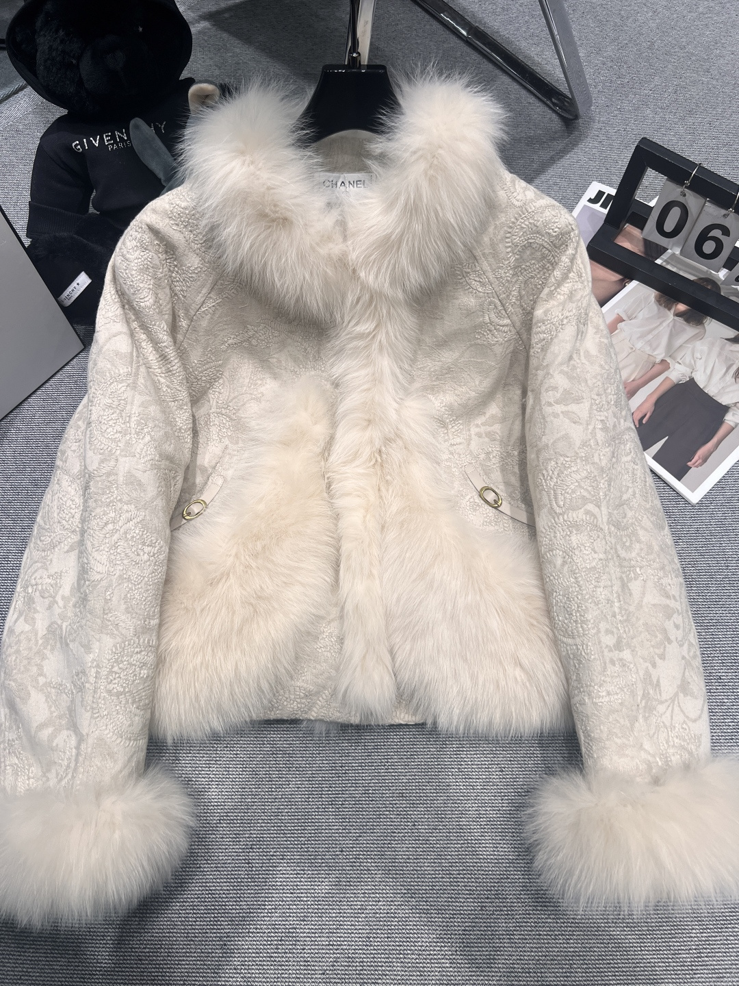 NO:563906,Equipped with dust bag - CHANE* - 2025 autumn and winter new fox fur down jacket, Xiaoxiangfeng series, three-dimensional jacquard technology, using fox fur collar, liner filled with 90 white goose down, elegant and fashionable, the upper body is full of celebrity style SMLXL, chanel, jackets & coats, down jacket, alexander wang19860909配防尘袋——CHANE*——2025秋冬新款狐狸毛羽绒服外套 ,小香风系列,立体提花工艺,采用狐狸毛毛领,,内胆填充90白鹅绒,优雅时尚大气,上身名媛范十足SMLXL,,chanel,jackets & coats,down jacket,alexander wang,Women's clothing