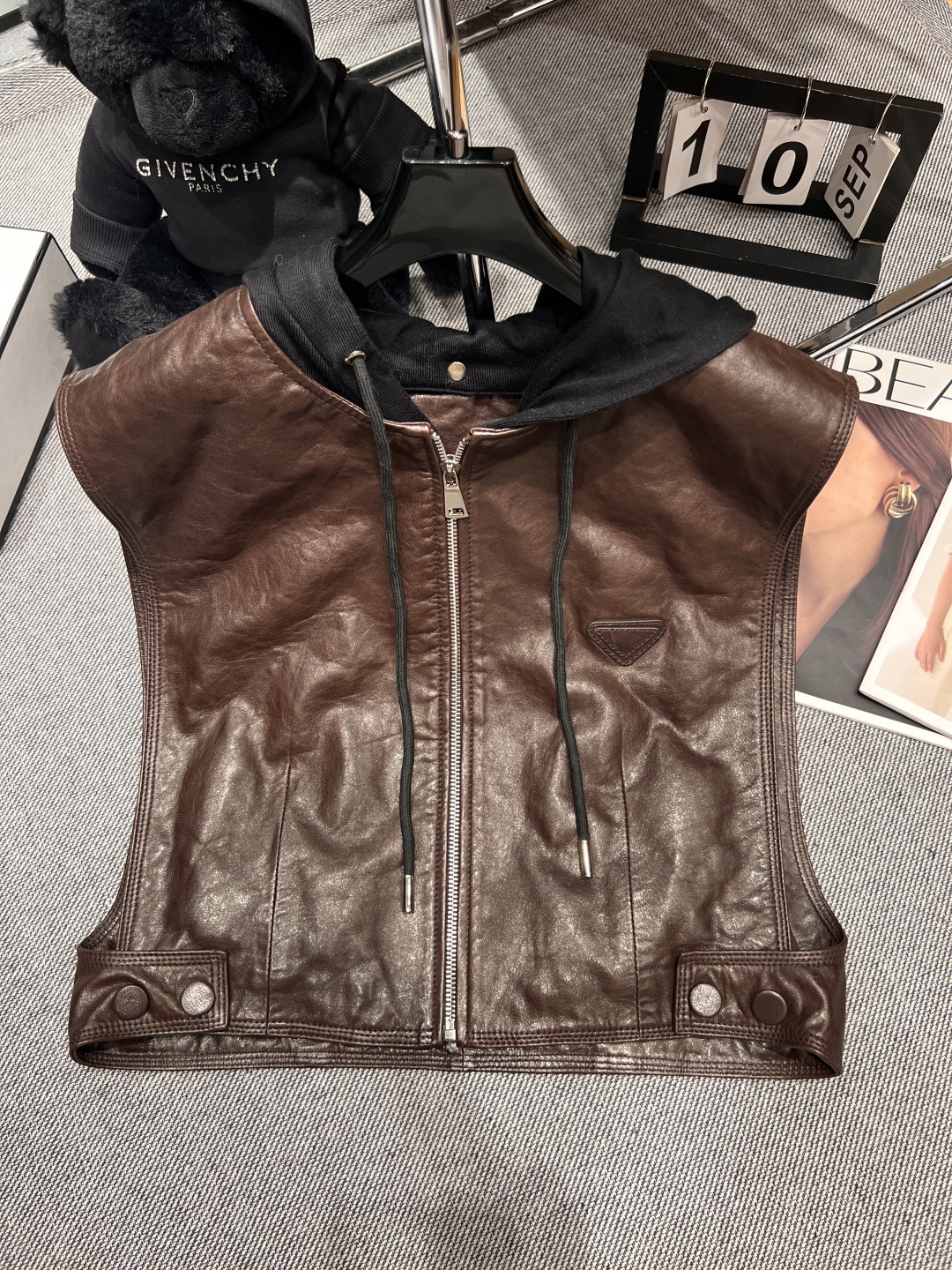 NO:565190,Comes with dust bag - Prad* - 2025 autumn and winter new hooded leather down vest, made of high-quality imported sheepskin material, liner filled with 90 white goose down, hooded design elements are super fashionable, hood detachable SMLXL, prada, down jacket, sheepskin, hats, alexander wang19860909配防尘袋——Prad*——2025秋冬新款连帽皮羽绒马甲,采用优质进口绵羊皮材质,内胆填充90白鹅绒,连帽设计元素超级时髦,帽子拆卸SMLXL,,prada,down jacket,sheepskin,hats,alexander wang,Women's clothing
