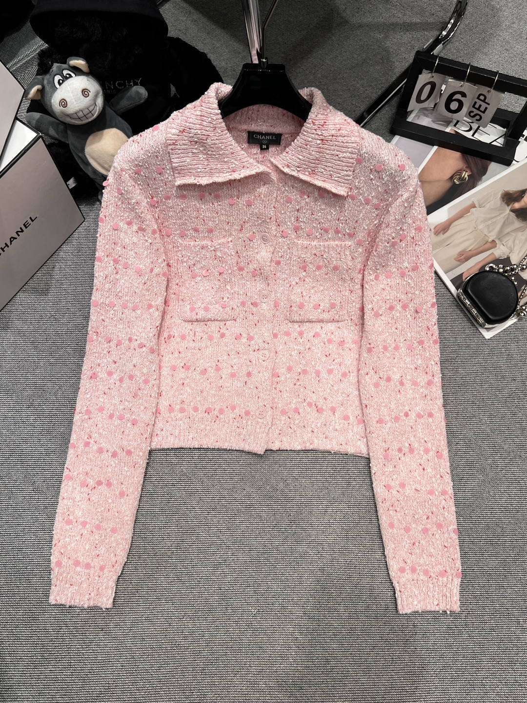 NO:563888,——Chane*——2025 autumn and winter new knitted top, customized yarn, contrasting sequin elements, thick and warm fabric, can be worn alone or layered, the upper body is super showing skin color SML,,chanel,alexander wang19860909——Chane*——2025秋冬新款针织上衣,定制纱线,撞色亮片元素,面料厚实保暖,单穿也可叠穿,上身超级显肤色SML,,chanel,alexander wang,Women's clothing