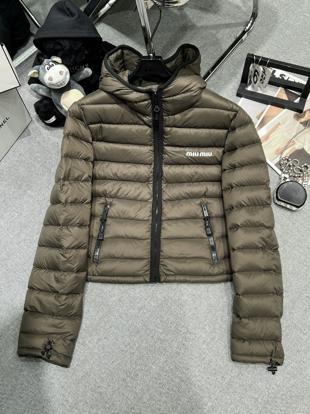 NO:563891,Equipped with dust bag - Miu Mi* - 2025 autumn and winter new down jacket, a new definition of sweet and cool aesthetics, and it is a hot item in autumn and winter with its appearance and strength!  Selected 90 high fluffy white goose down filling, 750FP fill power to lock in warmth, light and cold resistant even in 0℃ winter. SML,,miumiu,down jacket,alexander wang19860909配防尘袋——Miu Mi*——2025秋冬新款羽绒服,甜酷美学新定义,凭颜值与实力坐稳秋冬爆款！精选90高蓬松白鹅绒填充,750FP蓬松度锁住暖意,0℃寒冬也能轻盈抗寒.SML,,miumiu,down jacket,alexander wang,Women's clothing