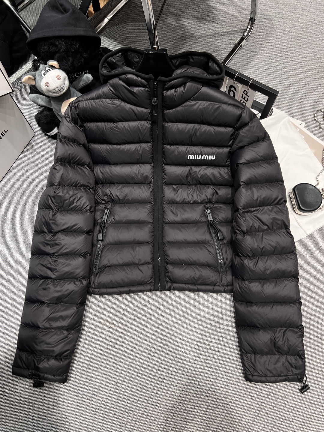 NO:563899,Equipped with dust bag - Miu Mi* - 2025 autumn and winter new down jacket, a new definition of sweet and cool aesthetics, and it is a hot item in autumn and winter with its appearance and strength!  Selected 90 high fluffy white goose down filling, 750FP fill power to lock in warmth, light and cold resistant even in 0℃ winter. SML,,miumiu,down jacket,alexander wang19860909配防尘袋——Miu Mi*——2025秋冬新款羽绒服,甜酷美学新定义,凭颜值与实力坐稳秋冬爆款！精选90高蓬松白鹅绒填充,750FP蓬松度锁住暖意,0℃寒冬也能轻盈抗寒.SML,,miumiu,down jacket,alexander wang,Women's clothing