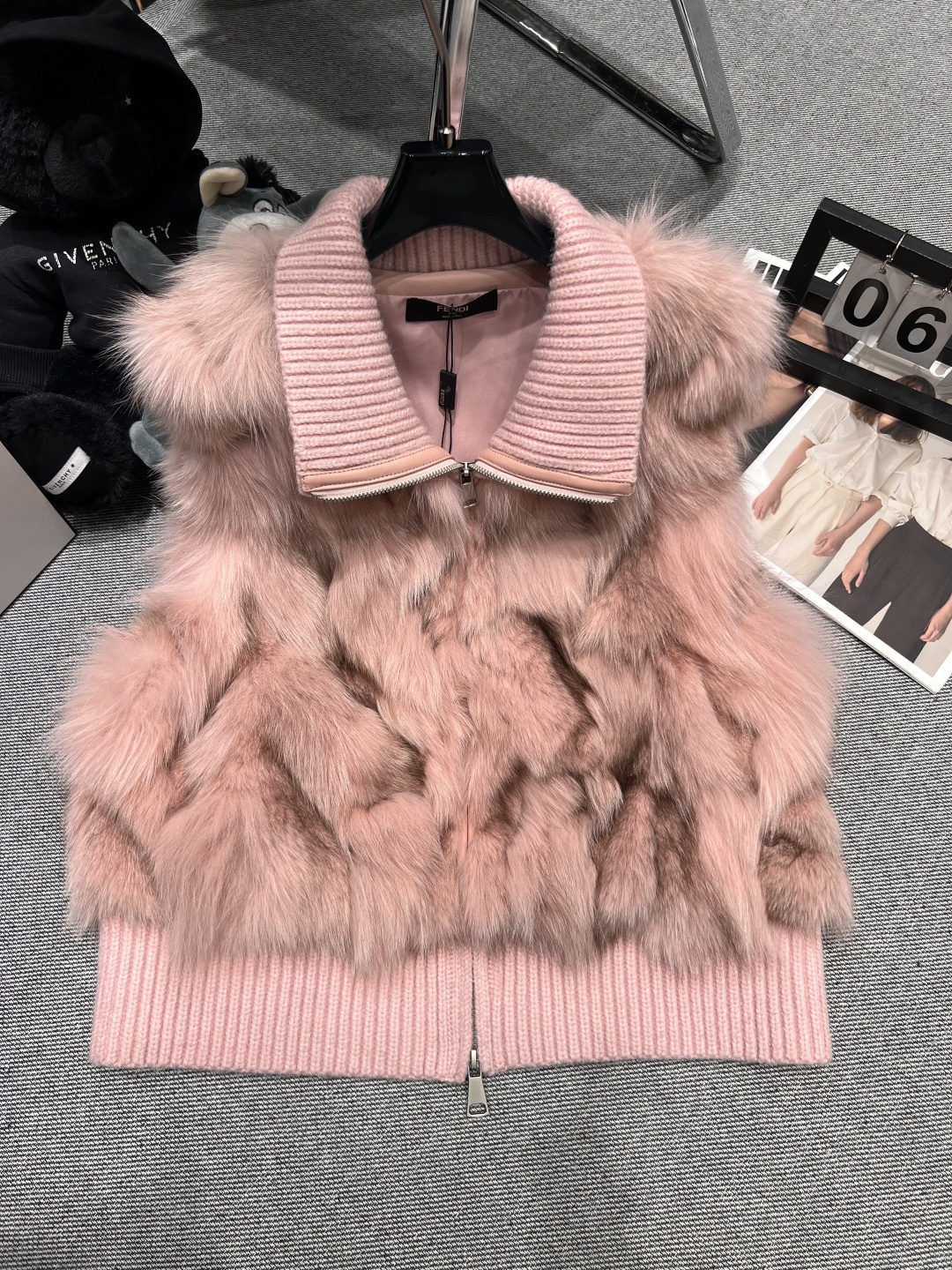 NO:563903,Equipped with dust bag - FD - 2025 autumn and winter new fur vest, made of sheep skin spliced ​​with imported fox fur, the fur has a super glossy feel, is light luxury, fashionable and has strong warmth retention SMLXL,, sheepskin, alexander wang19860909配防尘袋——FD——2025秋冬新款皮草马甲,采用绵羊皮拼接进口狐狸毛,毛感光泽度超级强,轻奢时尚保暖性又强SMLXL,,sheepskin,alexander wang,Women's clothing