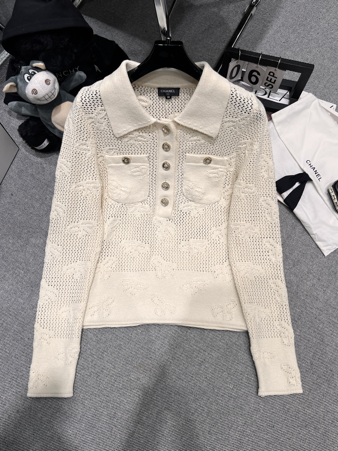 NO:565170,——Chane*——2025 autumn and winter new hollow top, milky apricot knitted with advanced filter, small lapels + metal buttons, a small fragrance, the hollow pattern is exquisite and breathable, and there are fake pockets design, full of details~SML,,chanel,alexander wang19860909——Chane*——2025秋冬新款镂空上衣,奶杏色针织自带高级滤镜,小翻领 + 金属纽扣,妥妥小香风,镂空花纹精致又透气,还有假口袋设计,细节感拉满～SML,,chanel,alexander wang,Women's clothing