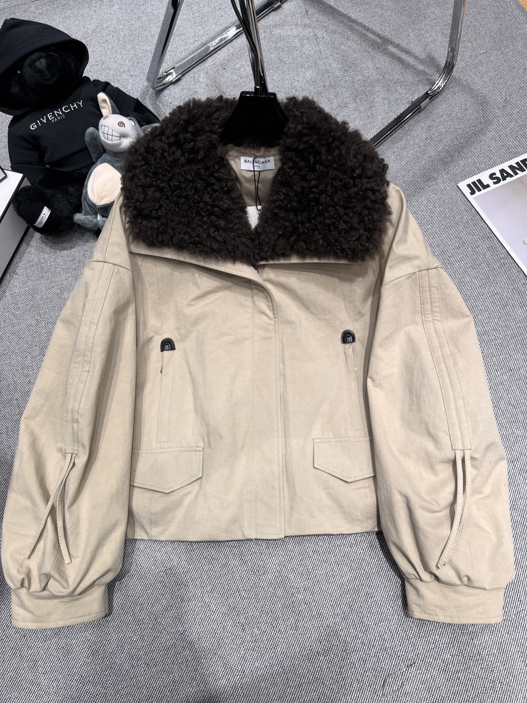NO:568957,Equipped with dust bag - BALANCAG* - 2025 autumn and winter new lamb hair and goose down jacket, using imported lamb hair large fur collar, the collar has a removable inner liner filled with 90 white goose down, the upper body is super beautiful SMLXL,, alexander wang19860909配防尘袋——BALANCAG*——2025秋冬新款羊羔毛鹅绒服,采用进口羊羔毛大毛领,领子可拆卸内胆填充90白鹅绒,上身超级好看SMLXL,,alexander wang,Women's clothing