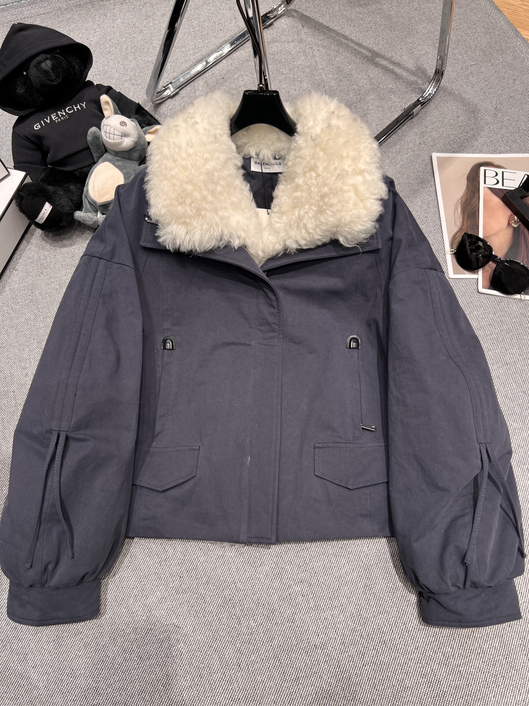 NO:568967,Equipped with dust bag - BALANCAG* - 2025 autumn and winter new lamb hair and goose down jacket, using imported lamb hair large fur collar, the collar has a removable inner liner filled with 90 white goose down, the upper body is super beautiful SMLXL,, alexander wang19860909配防尘袋——BALANCAG*——2025秋冬新款羊羔毛鹅绒服,采用进口羊羔毛大毛领,领子可拆卸内胆填充90白鹅绒,上身超级好看SMLXL,,alexander wang,Women's clothing