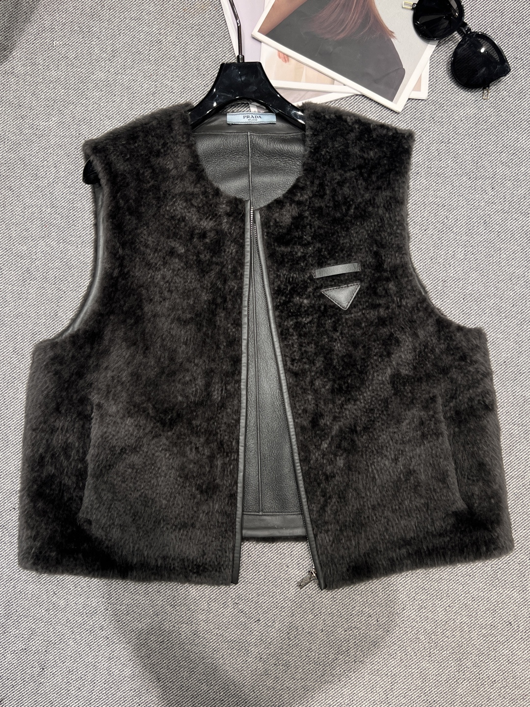 NO:568922,Equipped with dust bag - PRAD* - 2025 autumn and winter new cashmere fur integrated vest, made of imported cashmere fur, super cool and not bloated!  The upper body is super good-looking, SMLXL,, prada, alexander wang19860909配防尘袋——PRAD*——2025秋冬新款山羊绒皮毛一体马甲,采用进口山羊绒毛皮,超炫酷拒绝臃肿！上身超级好看,SMLXL,,prada,alexander wang,Women's clothing