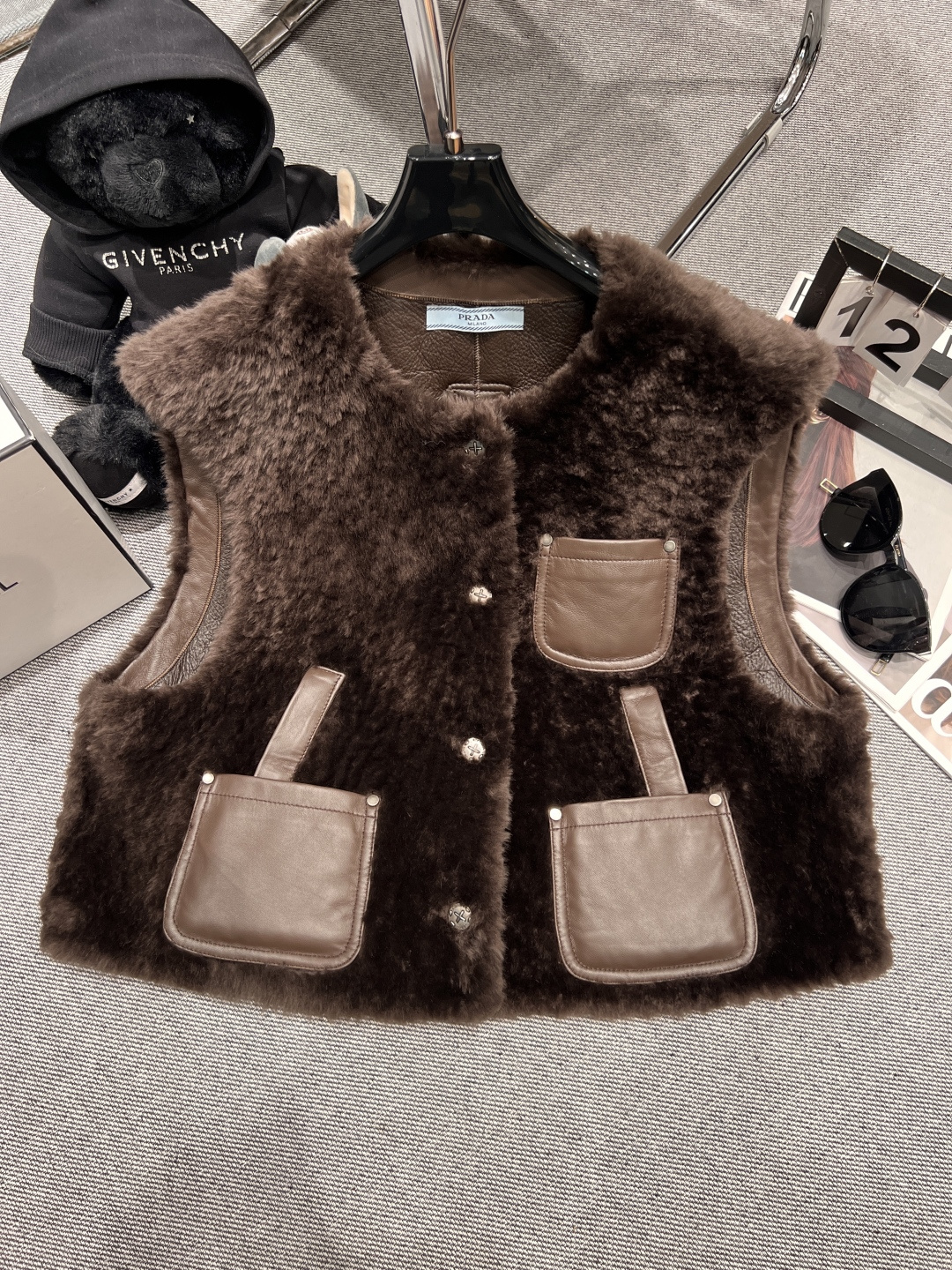 NO:568932,Equipped with dust bag - PRAD* - 2025 autumn and winter new fur integrated vest, using imported goat leather integrated design, the upper body is very beautiful, the version is super age-reducing, SMLXL,, prada, alexander wang19860909配防尘袋——PRAD*——2025秋冬新款皮毛一体马甲,采用进口山羊毛皮一体设计,上身非常好看,版型超减龄,SMLXL,,prada,alexander wang,Women's clothing