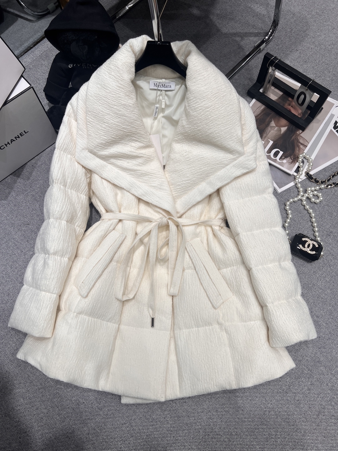 NO:576233,Equipped with dust bag - MXX MAR* - 2025 autumn and winter new goose down jacket, oversized lapel design, made of wool on the outside, 90% white goose down filling in the liner, buttons with invisible magnet buckles and belt, the upper body is super slim, really slim and elegant, SMLXL,, alexander wang19860909配防尘袋——MXX MAR*——2025秋冬新款鹅绒服,超大翻领设计,外面是羊毛材质,内胆填充90白鹅绒,纽扣采用隐形磁石吸合扣搭配腰带,上身超级显瘦,真的做到显瘦又有气质的一件版型,SMLXL,,alexander wang,Women's clothing