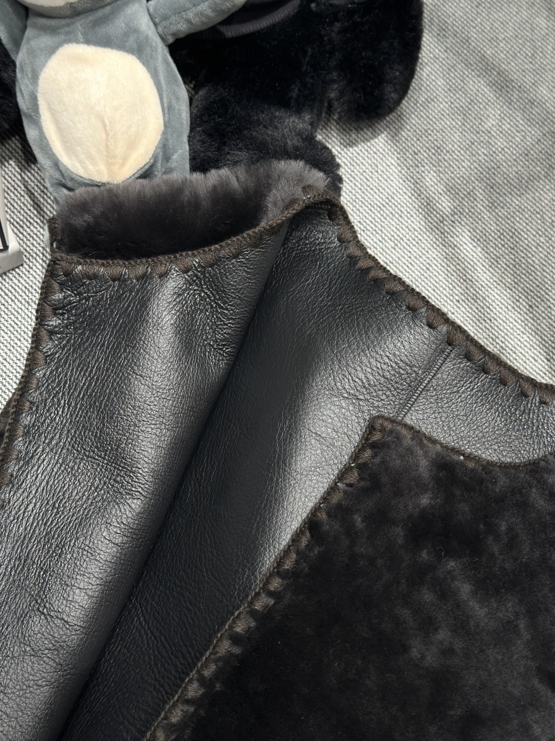 Loewe Shearling Vest with Embroidered Edges - Luxurious & Versatile 4 cmp i1761408223350 452 0 6