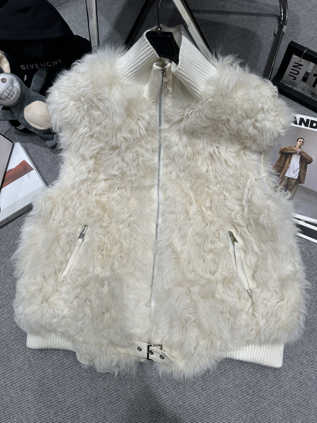 NO:578241,Equipped with dust bag - BALENCAG* - 2025 autumn and winter new lamb fur integrated vest, using imported high-quality fur, splicing design, loose version, strong sense of fashion on the upper body SMLXL,, balenciaga, alexander wang19860909配防尘袋——BALENCAG*——2025秋冬新款羊羔毛皮毛一体马甲,采用进口优质皮草,拼接设计,版型宽松,上身时尚感强SMLXL,,balenciaga,alexander wang,Women's clothing