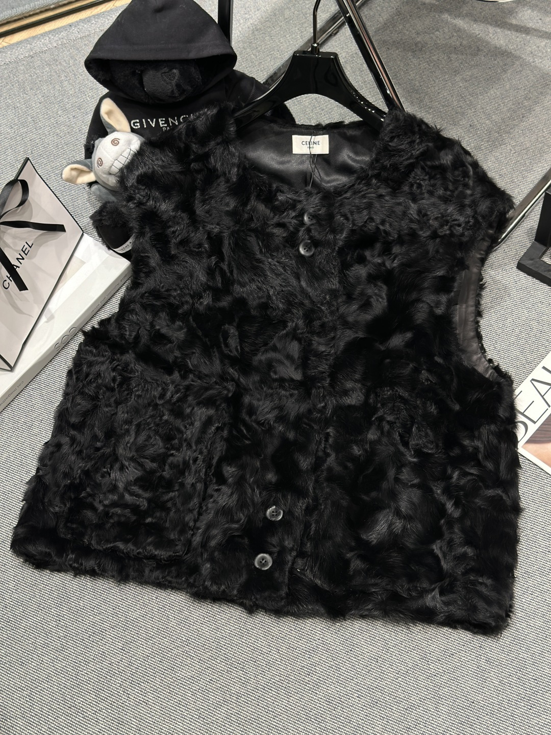 NO:577729,Equipped with dust bag - Celin* - 2025 autumn and winter Xiaohu sheep fur integrated vest, made of lamb fur, its lanugo hair is thick and short and close to the leather board, in a natural wavy shape, with obvious curls, and the upper body is fashionable and western style SMLXL,,celine,sheepskin,alexander wang19860909配防尘袋——Celin*——2025秋冬小湖羊皮毛一体马甲,采用羊羔毛皮,其胎毛粗短又紧贴皮板,呈自然波浪状,卷曲明显,版型上身时尚洋气SMLXL,,celine,sheepskin,alexander wang,Women's clothing