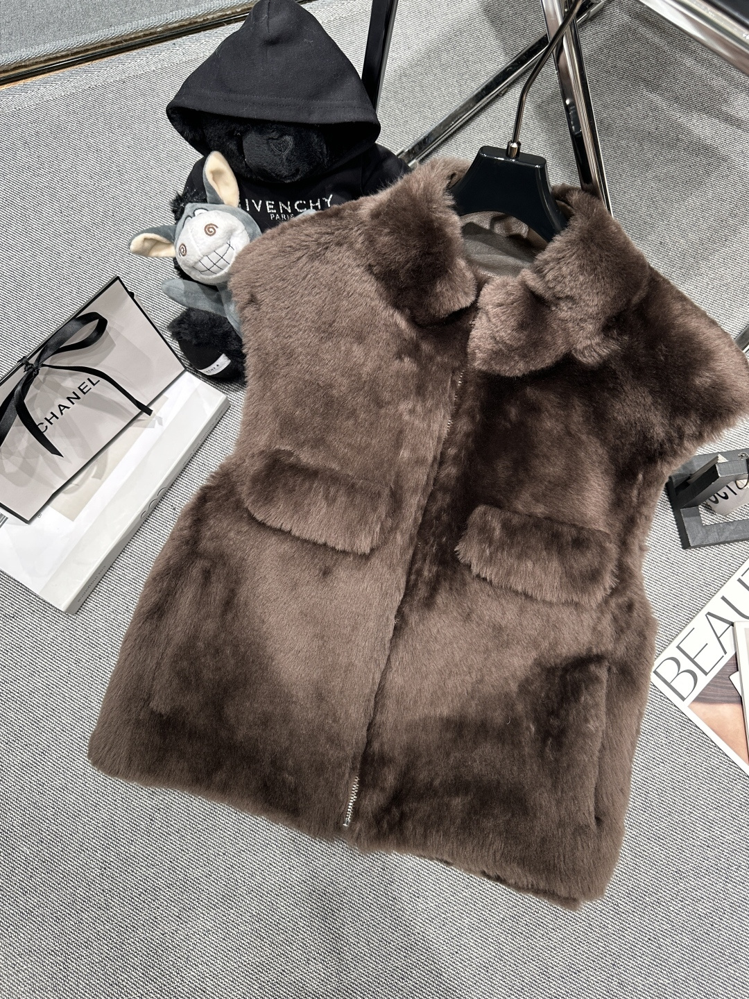 NO:577484,Equipped with dust bag - FEND* - 2025 autumn and winter new fur integrated vest. Lapel design, symmetrical plush pockets on the body, the overall style is luxurious and grand, the fur integrated fabric is soft and fluffy, with delicate texture and strong warmth retention. It is suitable for layering a variety of items. Size S-XL,, fendi, alexander wang19860909配防尘袋——FEND*——2025秋冬新款皮毛一体马甲.翻领设计,衣身设有对称的毛绒口袋,整体风格奢华大气,皮毛一体面料柔软蓬松、质感细腻,保暖性强,适合多种单品叠穿,码数S-XL,,fendi,alexander wang,Women's clothing