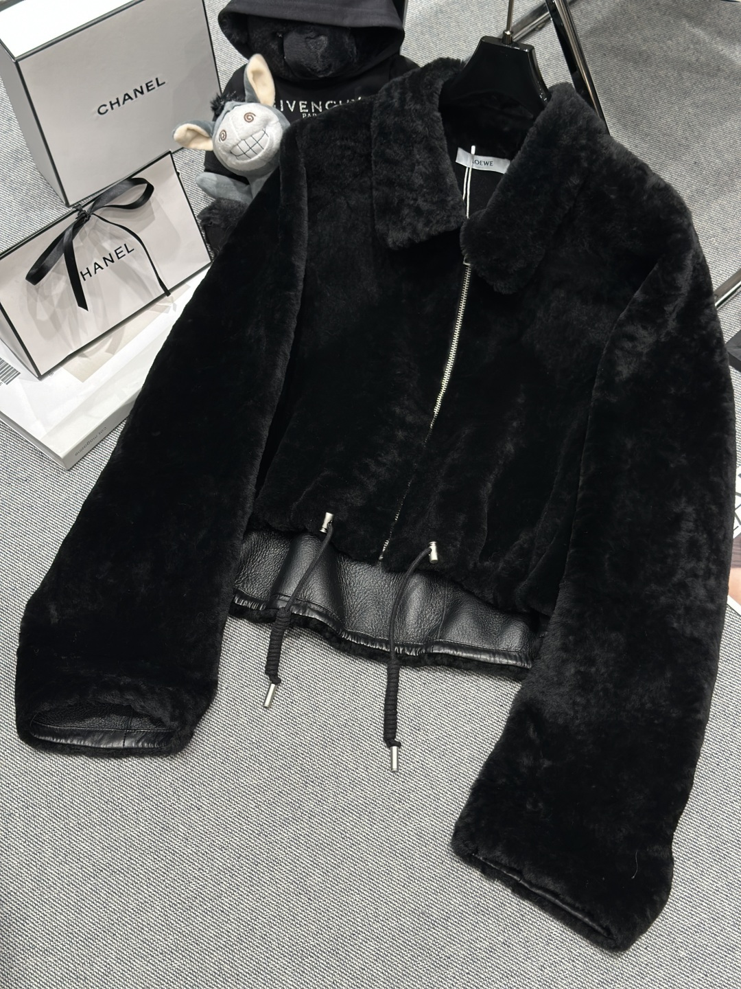 NO:577777,Equipped with dust bag - LOEW* - 2025 autumn and winter new fur one-piece jacket, classic small lapels, drawstring design at the hem, made of imported merino fur one-piece material, short in front and long in back, more prominent body proportions SMLXL,, loewe, jackets & coats, alexander wang19860909配防尘袋——LOEW*——2025秋冬新款皮毛一体外套,经典小翻领,下摆抽绳设计,采用进口美利奴皮毛一体材质,前短后长,更显身材比例SMLXL,,loewe,jackets & coats,alexander wang,Women's clothing