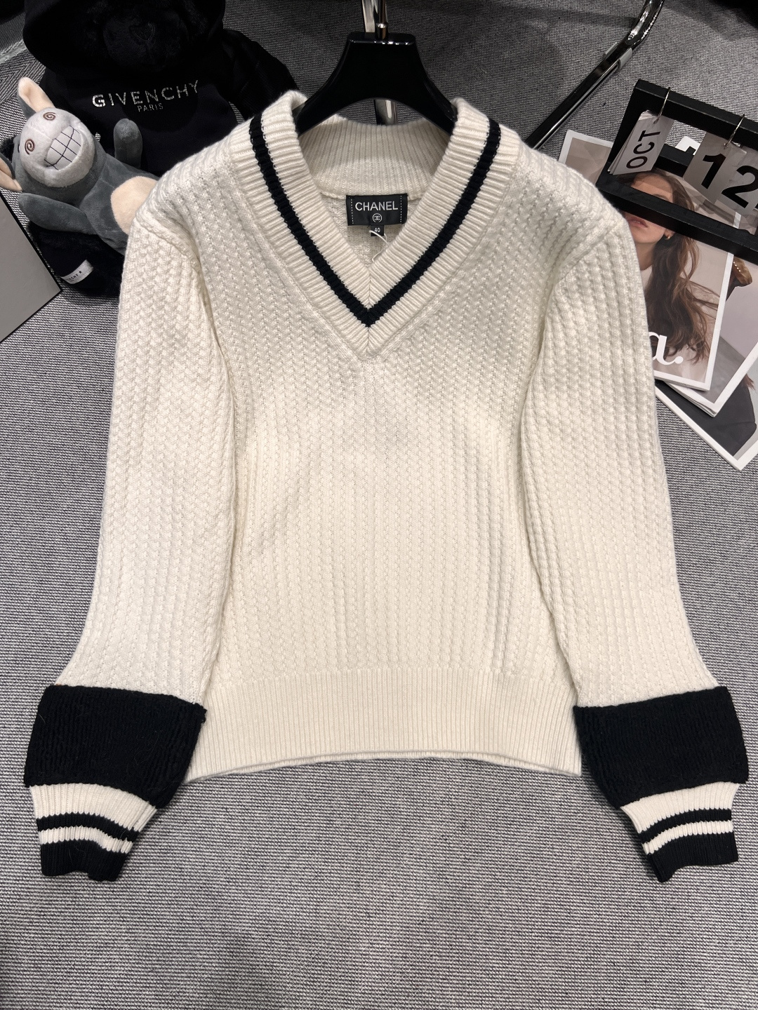 NO:577772,——Chane*——2025 autumn and winter new v-neck knitted top, using classic contrasting color elements, unique cuff design, the upper body is super invincible and stylish, young SMLXL,,chanel,alexander wang19860909——Chane*——2025秋冬新款v领针织上衣,采用经典撞色元素,袖口设计别致,上身超级无敌洋气轻龄SMLXL,,chanel,alexander wang,Women's clothing
