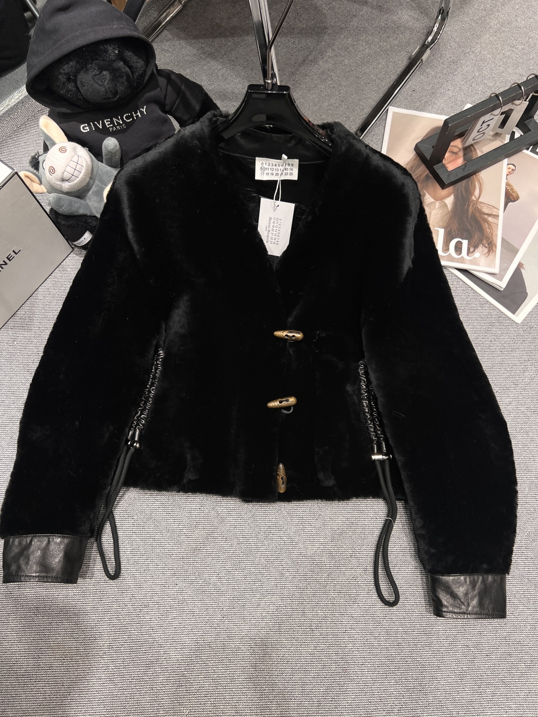 NO:577740,Comes with dust bag - Maison Margiea* - 2025 autumn and winter new fur one-piece jacket, made of imported merino fur with horn buttons, cuffs and pockets made of sheepskin splicing and drawstring technology, full of sophistication SML,,jackets & coats,sheepskin,alexander wang19860909配防尘袋——Maison Margiea*——2025秋冬新款皮毛一体外套,采用进口美利奴皮毛一体搭配牛角扣,袖口以及口袋做了羊皮拼接抽绳工艺,精致感拉满SML,,jackets & coats,sheepskin,alexander wang,Women's clothing