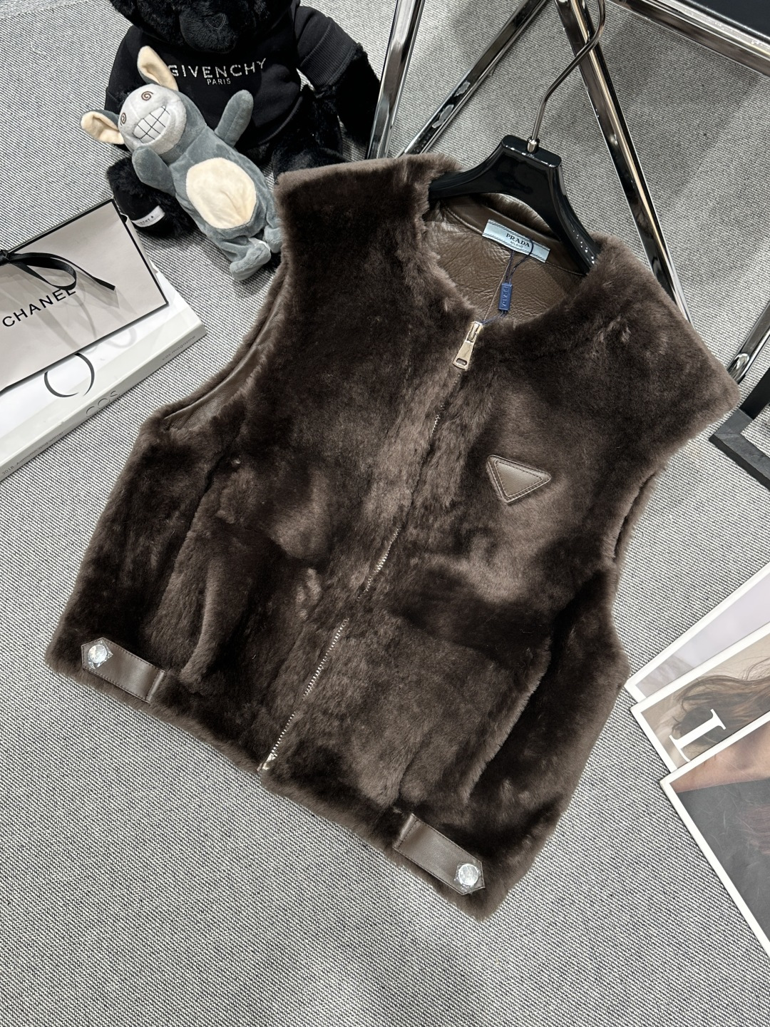 NO:578638,Equipped with dust bag - PRAD* - 2025 autumn and winter new merino fur integrated vest, made of merino sheepskin imported from Australia, super cool and not bloated!  The upper body is super good-looking, SMLXL,, prada, alexander wang19860909配防尘袋——PRAD*——2025秋冬新款美丽诺皮毛一体马甲,采用澳洲进口美丽诺羊毛皮,超炫酷拒绝臃肿！上身超级好看,SMLXL,,prada,alexander wang,Women's clothing
