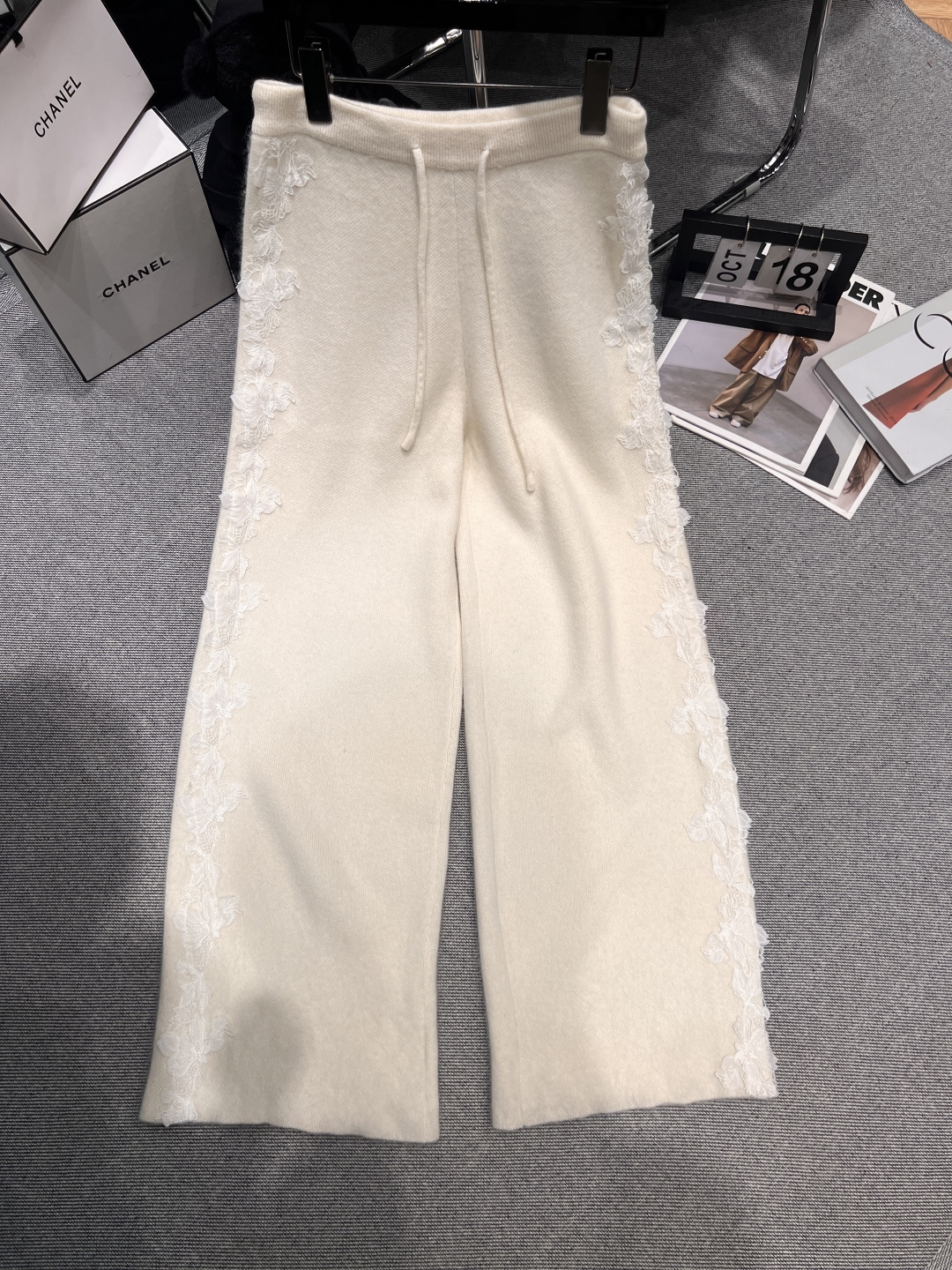 NO:579352,——Chane*——2025 autumn and winter new wool pants, made of cashmere wool fabric, the upper body is super comfortable, I don’t want to take them off at all, the version is slim and tall, covering the flesh, all-purpose and versatile pants SML,,chanel,alexander wang19860909——Chane*——2025秋冬新款羊毛裤,采用羊绒羊毛面料,上身超级舒服,根本不愿意脱下来,版型显瘦显高遮肉,万能百搭神裤SML,,chanel,alexander wang,Women's clothing